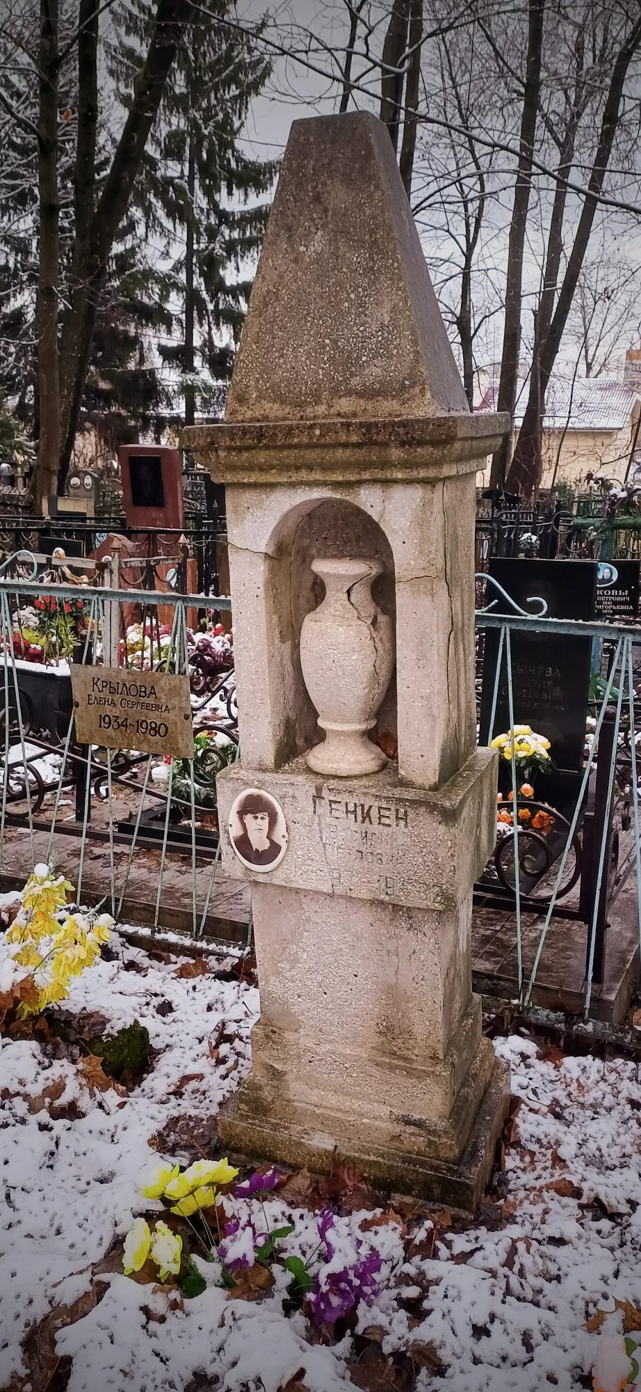 Стало интересно - это урна или элемент декора? Крематория, как и колумбария, у нас вроде как нет