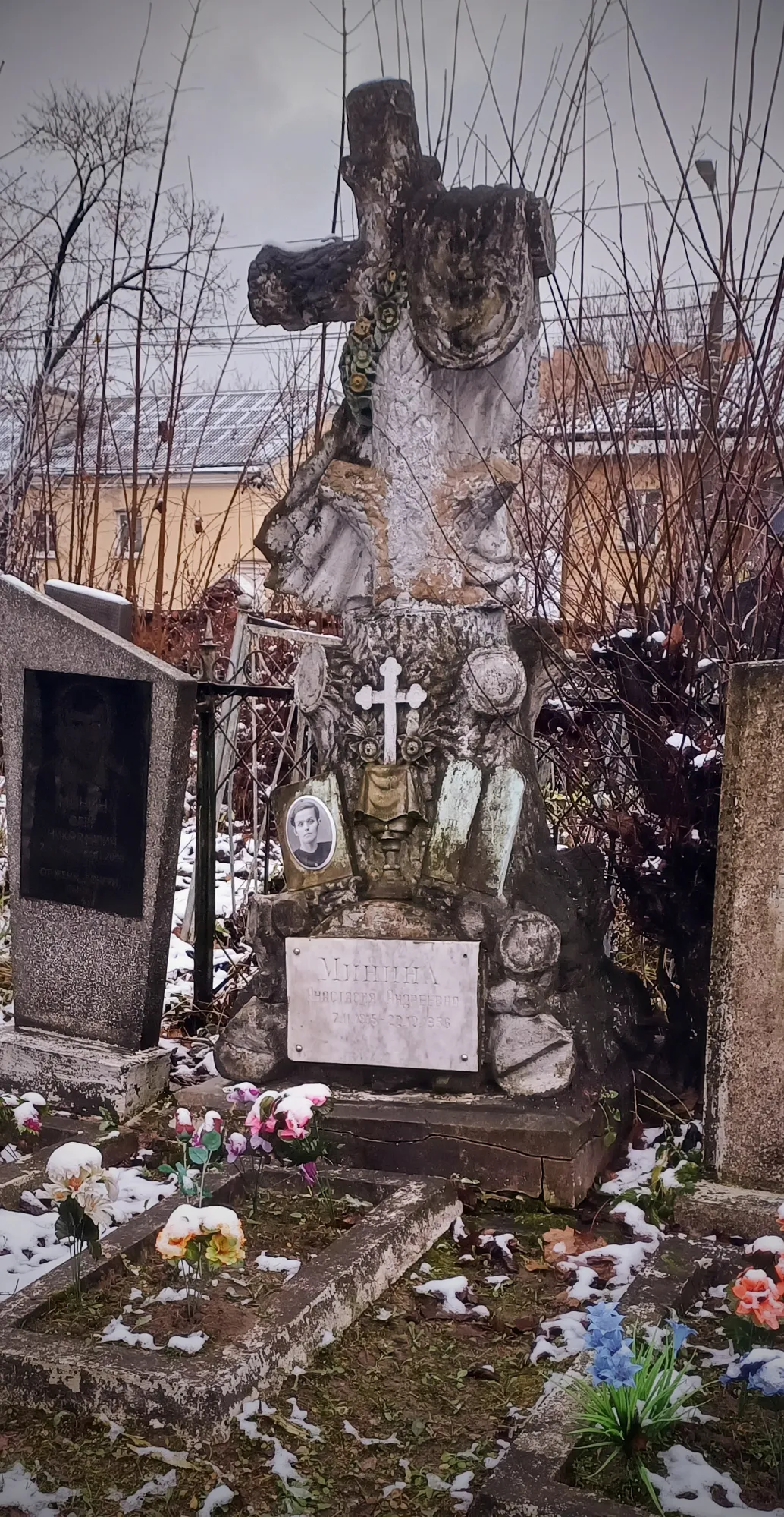 Вот этот памятник как-то по особому выделяется среди остальных