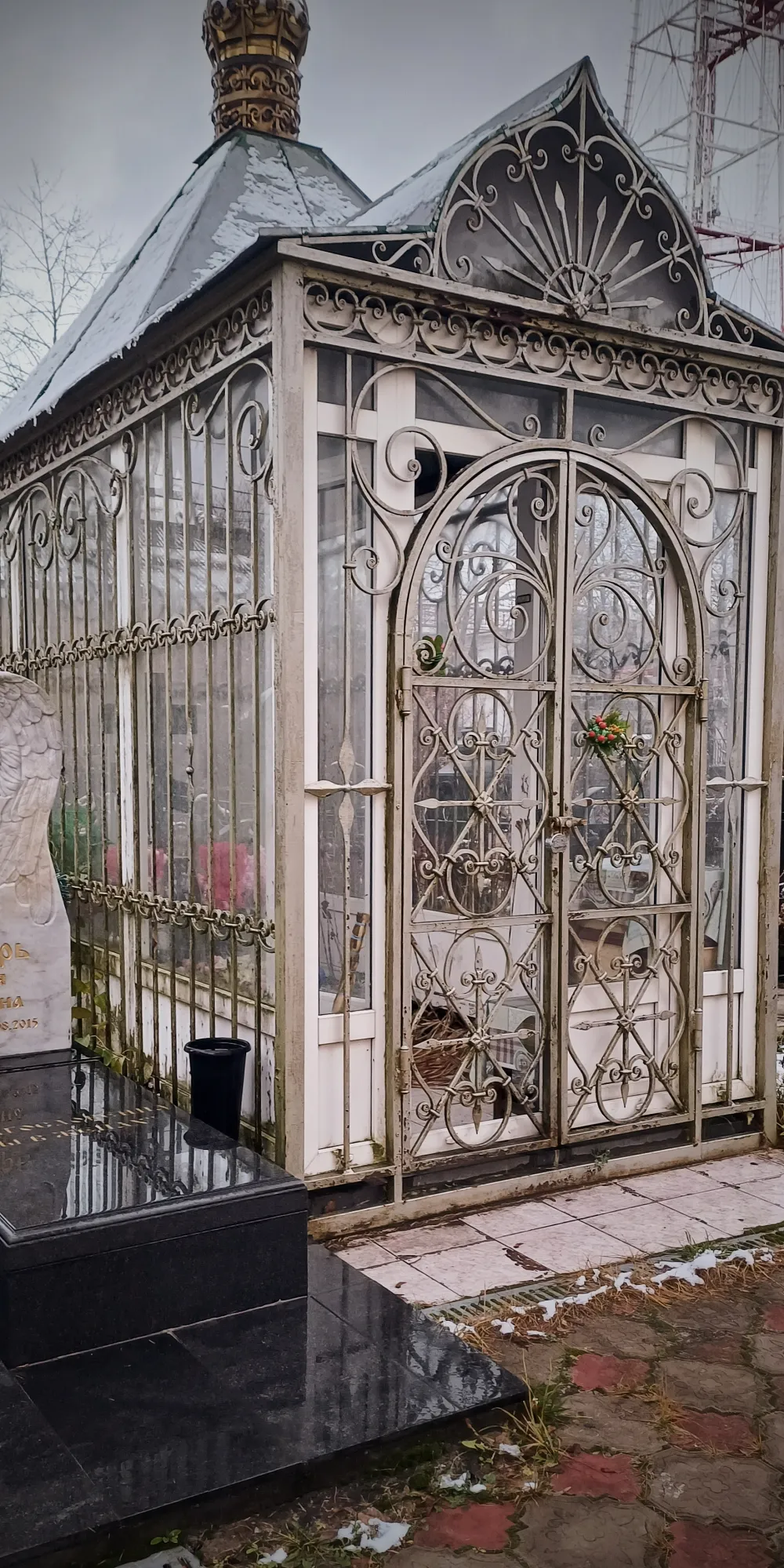 Как и не было больше подобных склепов. Но может мы до них просто не дошли - кладбище гигантское