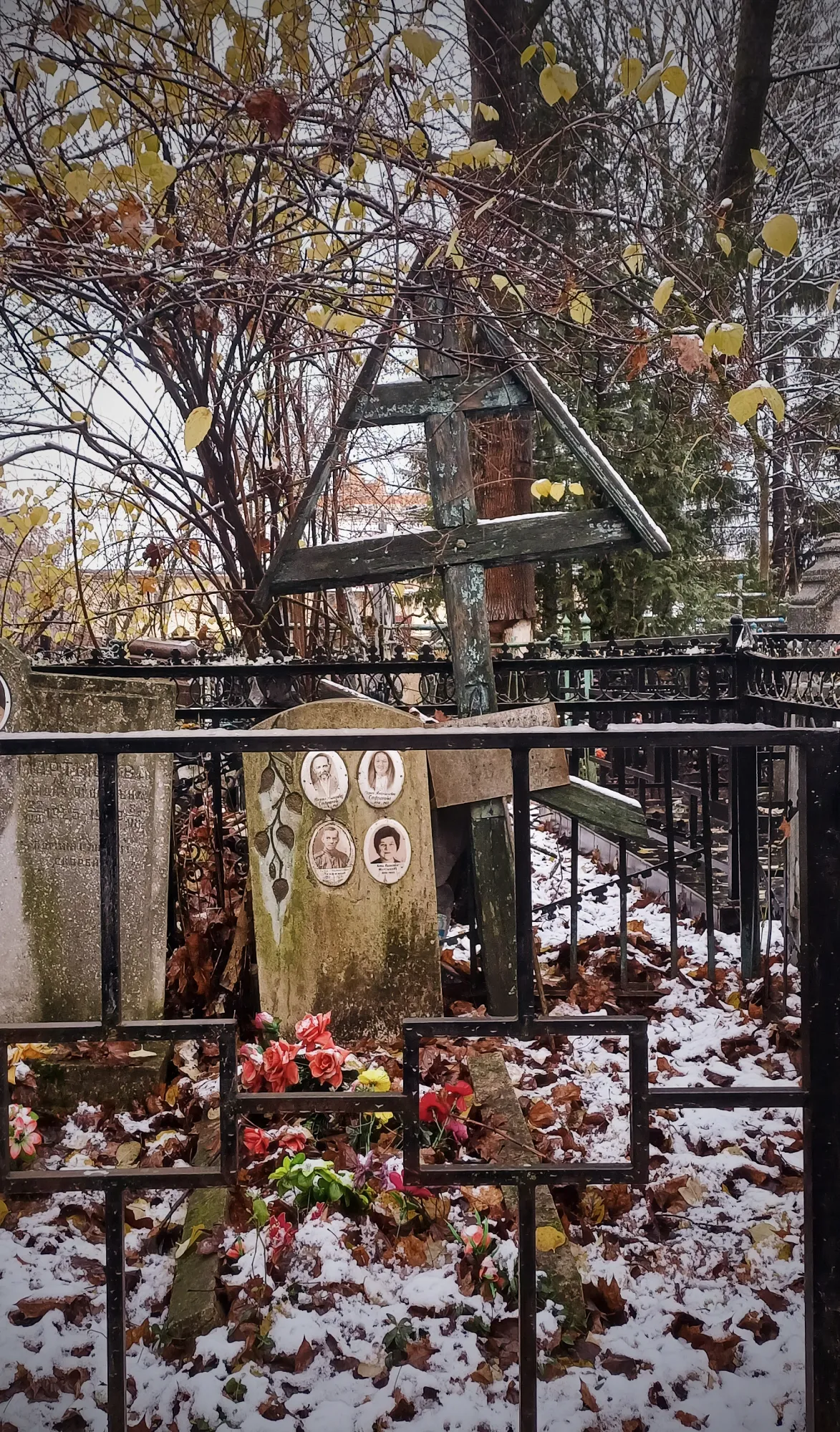 Небольшой перерыв на покосившийся крест и могилу аж на четверых. Линда сказала что такой крест-домик характерен для севера, но встречается и у нас