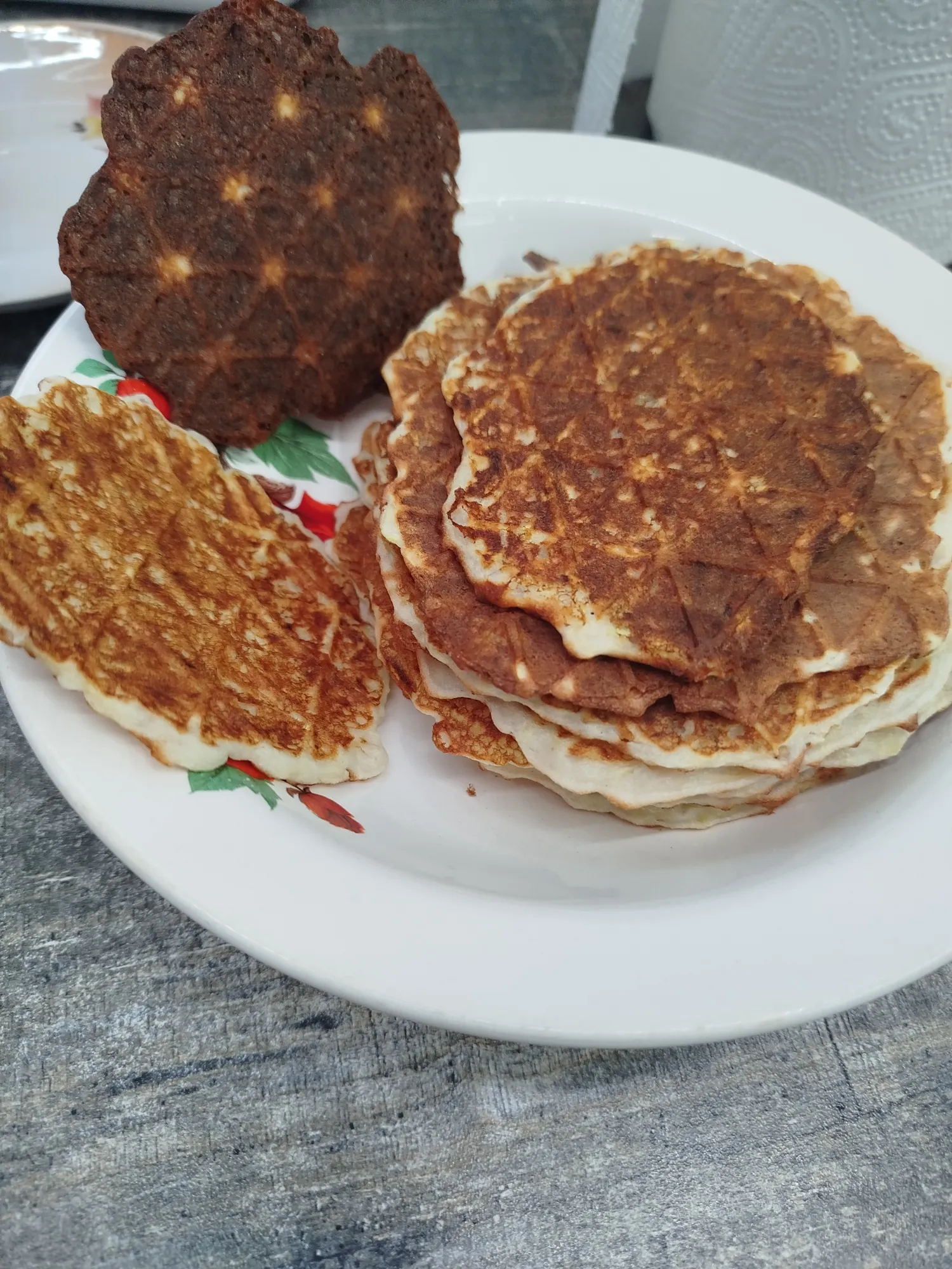 Подгоревшая это остатки жижи вылил в вафельницу.