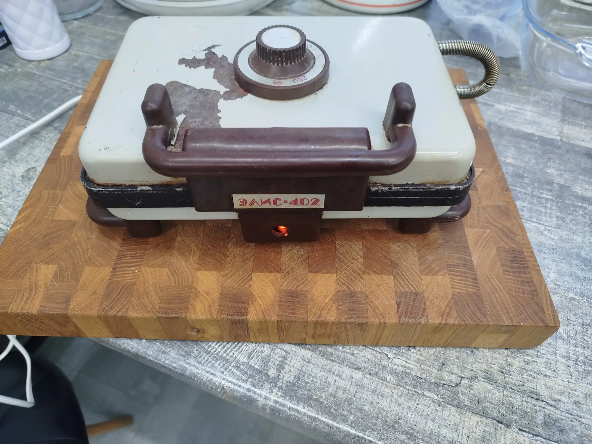 Часть покрасочного покрытия потеряла когда я ее отмывал агрессивными химическими растворами. Раньше видимо как то быстрее жили, не отвлекались на такие мелочи как жир на вафельнице.