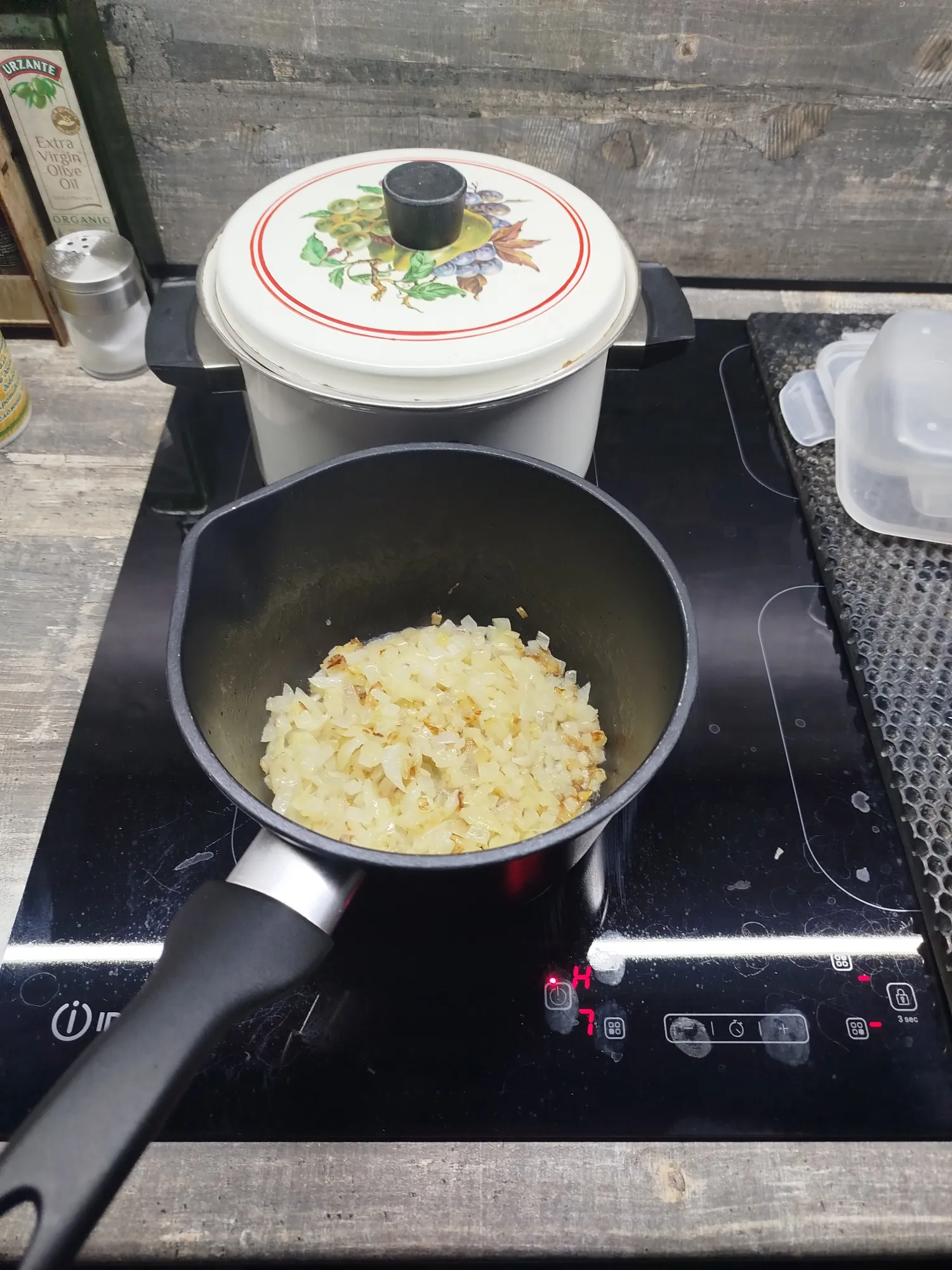 Компот уже сварился и выключен.