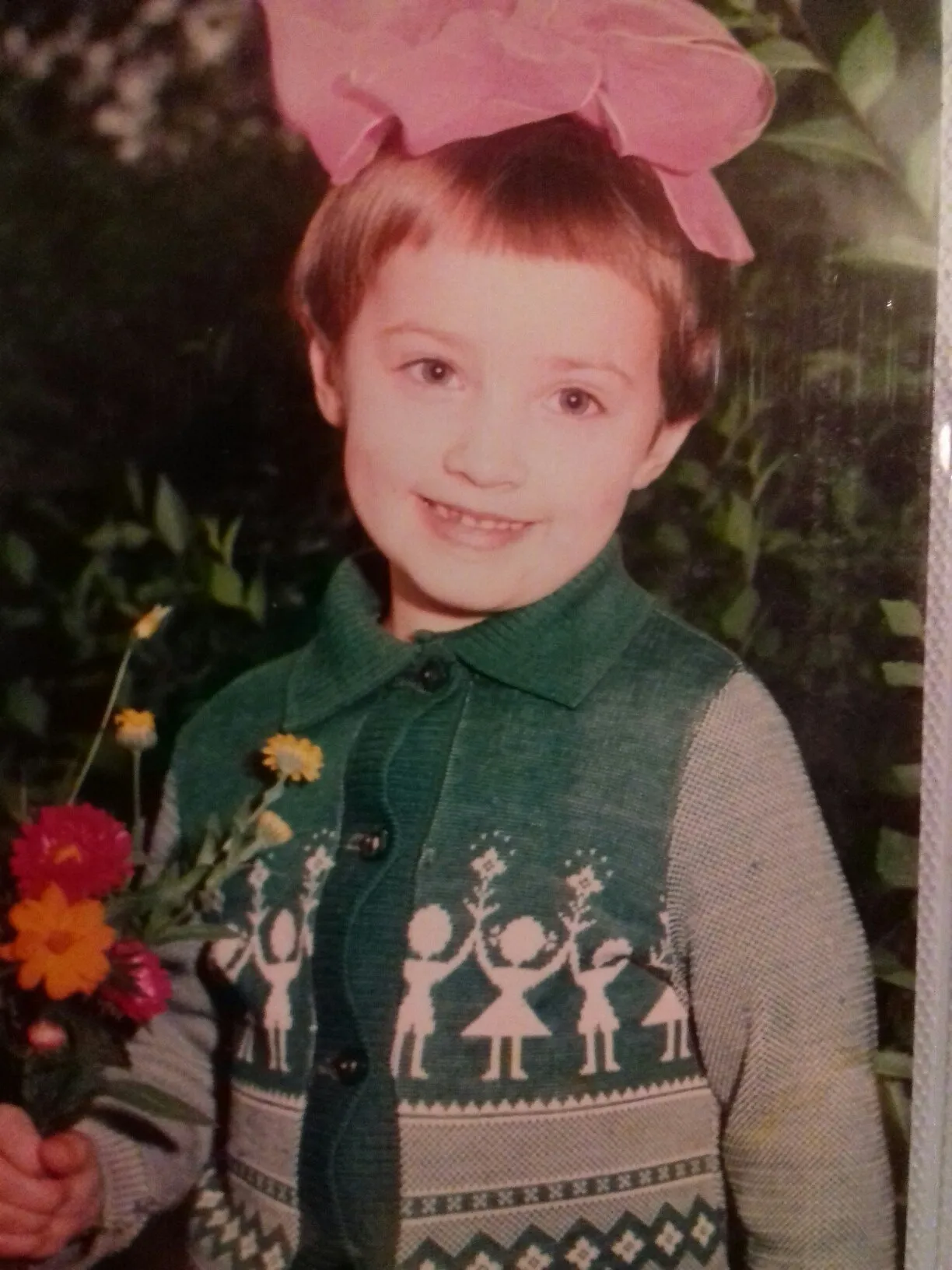 Под этой кофтой красивое платье, но съёмка была на улице, прогремел гром, и я наотрез отказалась снять кофту, и даже пуговки заставила застегнуть все от страха) почему же я улыбаюсь, когда мне было страшно, вот это вопрос.&nbsp;