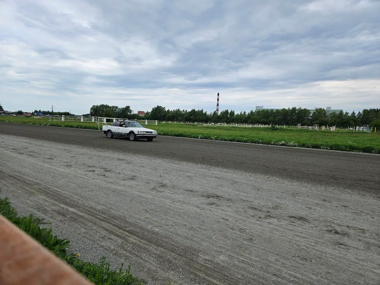 Вот это, знакомьтесь, машина-самолет! Разгоняется на поле, взлетает и ведет съемку с высоты каждого забега, было бы круто, да? Но я наврал ) На самом деле этот старт-машина, за ней пристраиваются кони и вперед никто не может забежать. Машина разгоняется, за ней кони, пересекается линия старта и старт-машина уезжает в сторону, открывая коняшкам путь.&nbsp;