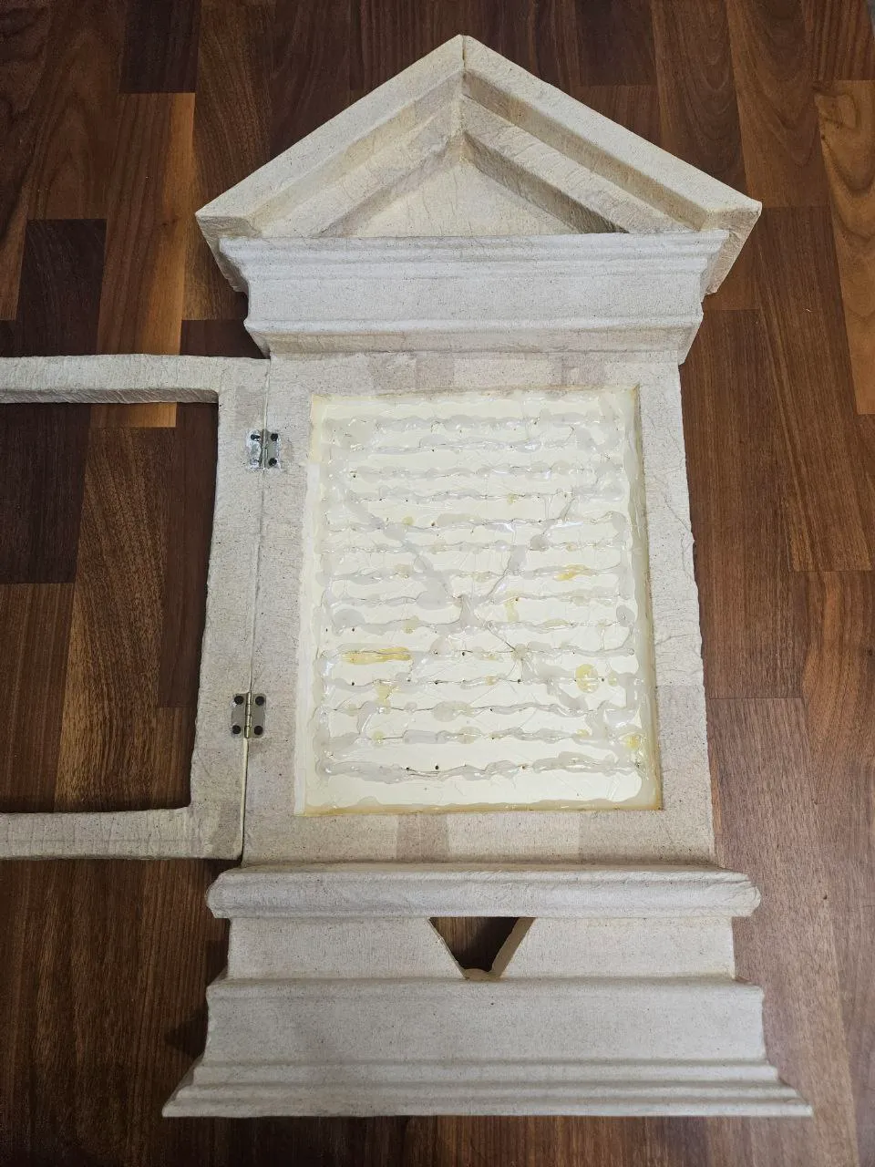 Дверка закреплена на петельках и гвоздиках. Тут надо сказать, что я поторопился. Навешивать дверку лучше в самом конце.