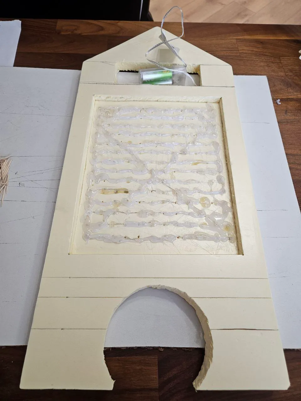 Вырезаем кружок. Также уполовиниваем толщину выпиленного и готовимся вернуть назад.