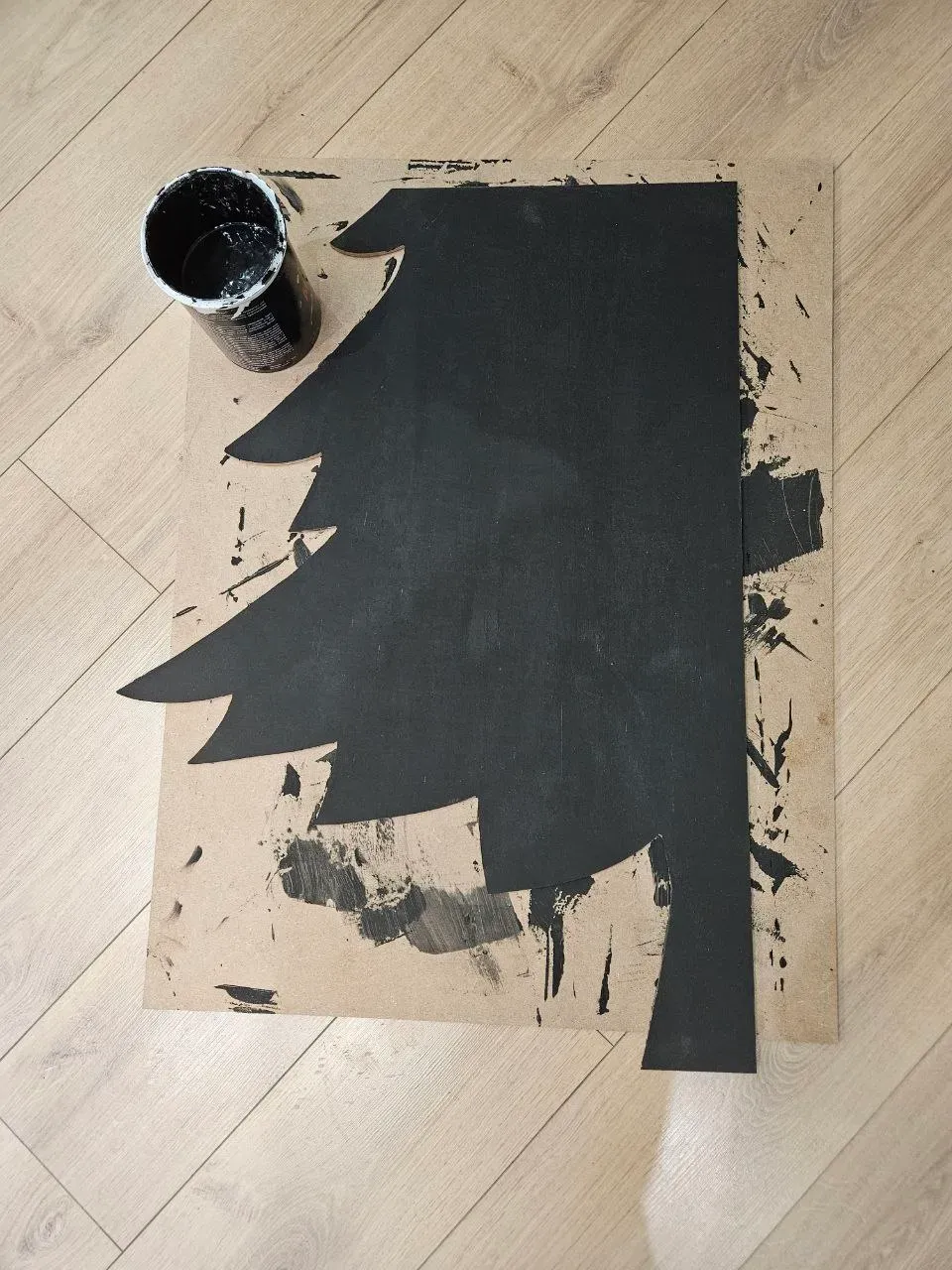 На три слоя. Получается уже ровно и магниты прилипают.