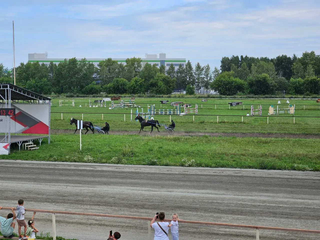 Вот приспособления для аджалити поближе. Те лошадки, что там бегут вне соревнований.