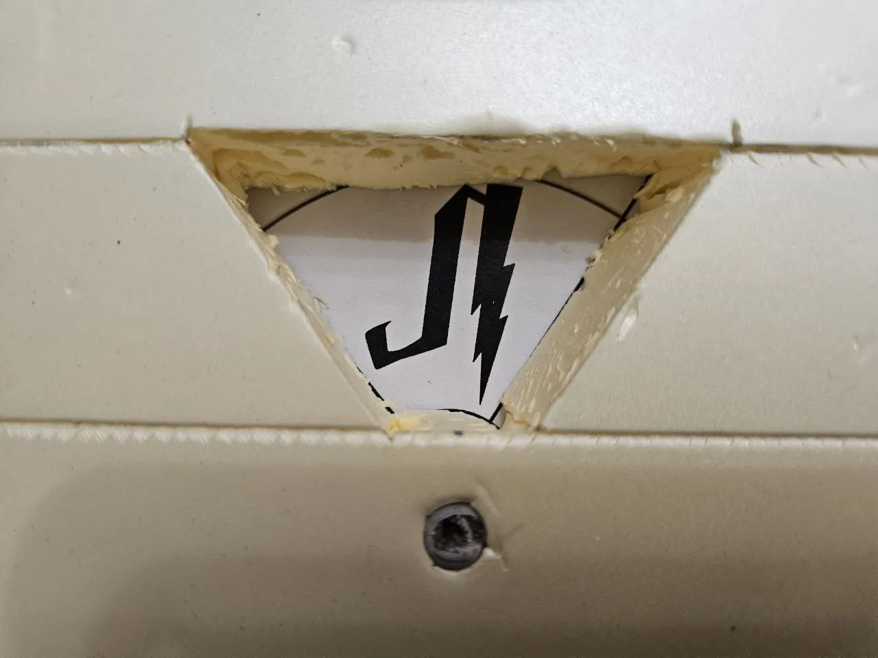 Делаем треугольную прорезь - окошко. В качестве оси вращения выступает... карандаш )