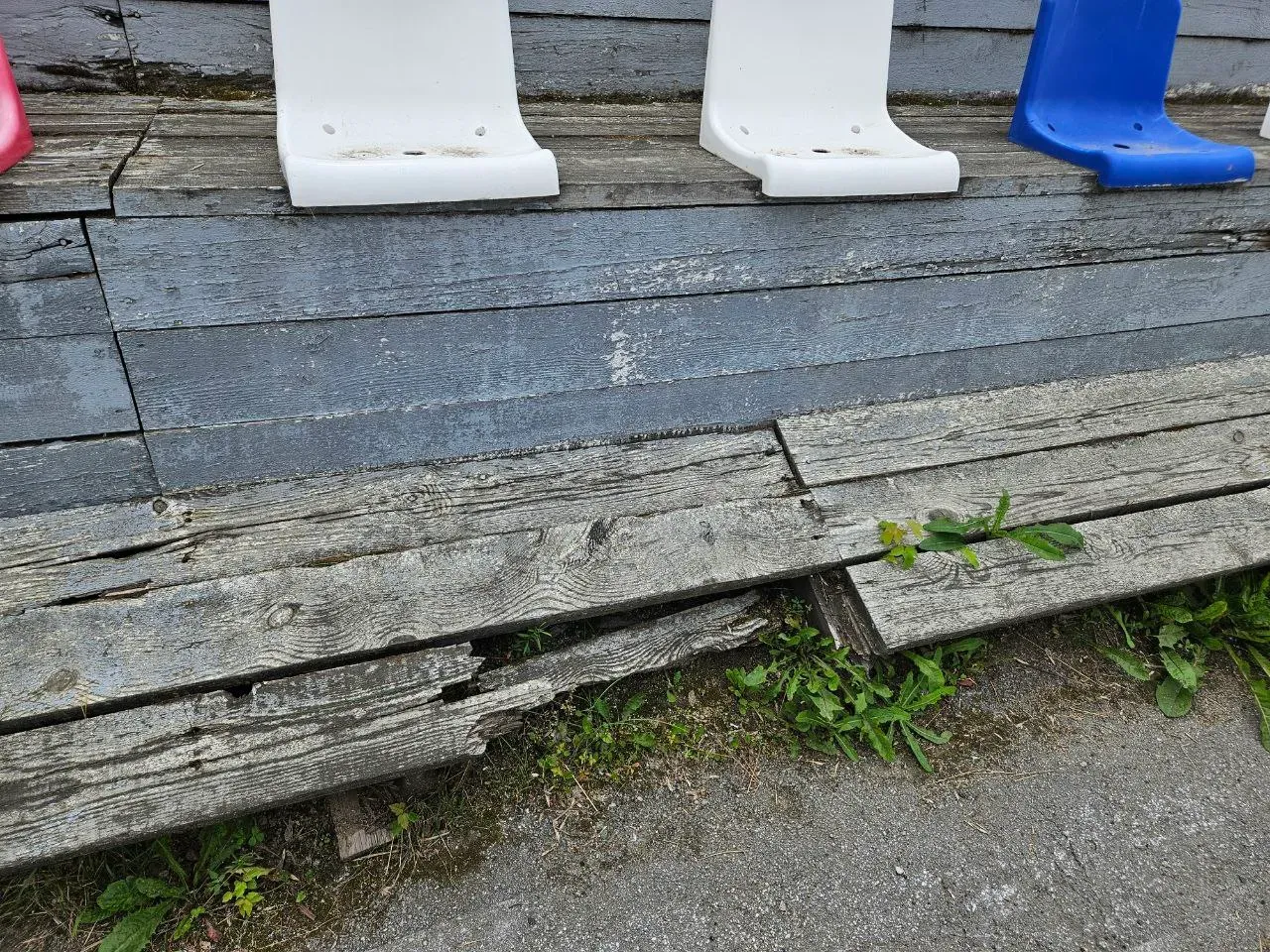 Сами сидушки жутко грязные. Если решите сюда прийти, захватите влажные салфетки.