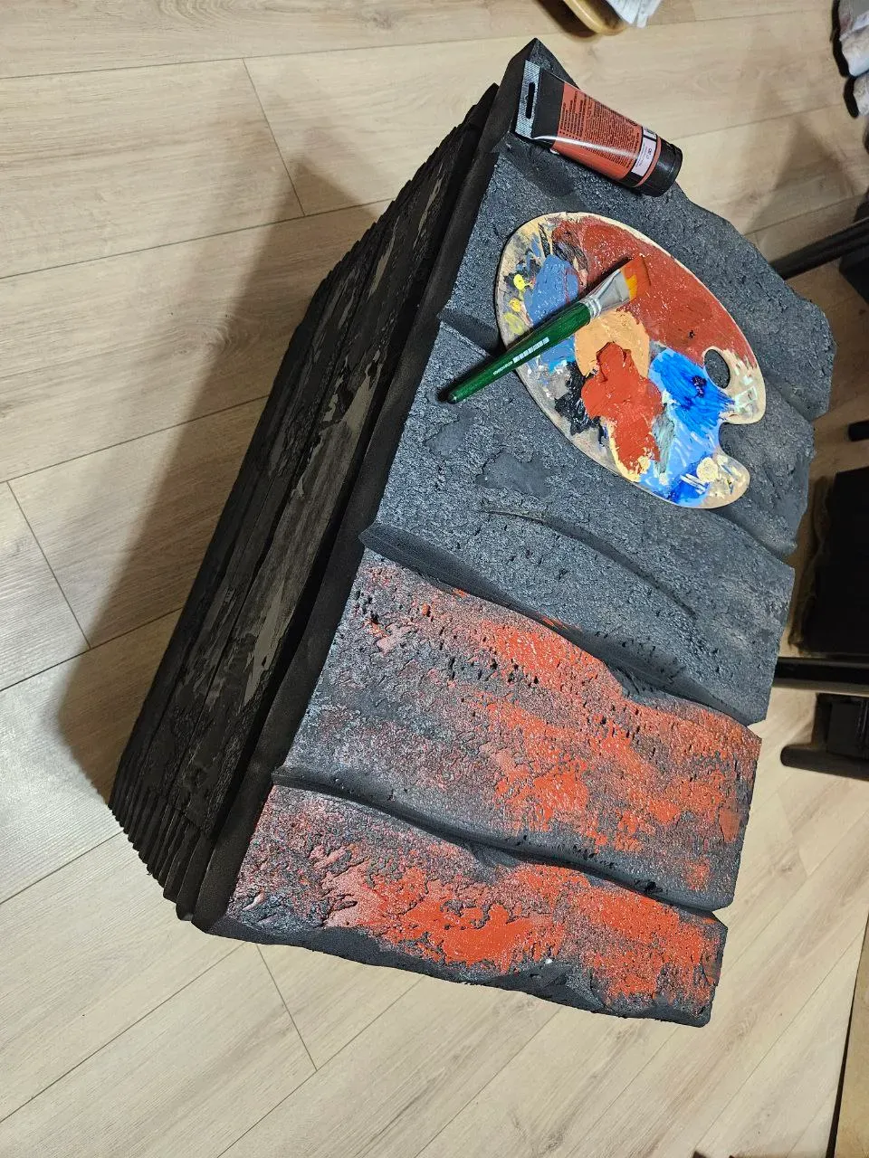 Сундук был покрашен в черный цвет из балончиков (ну и запах!!!)&nbsp;После прошелся коричневой акриловой краской большой кистью.