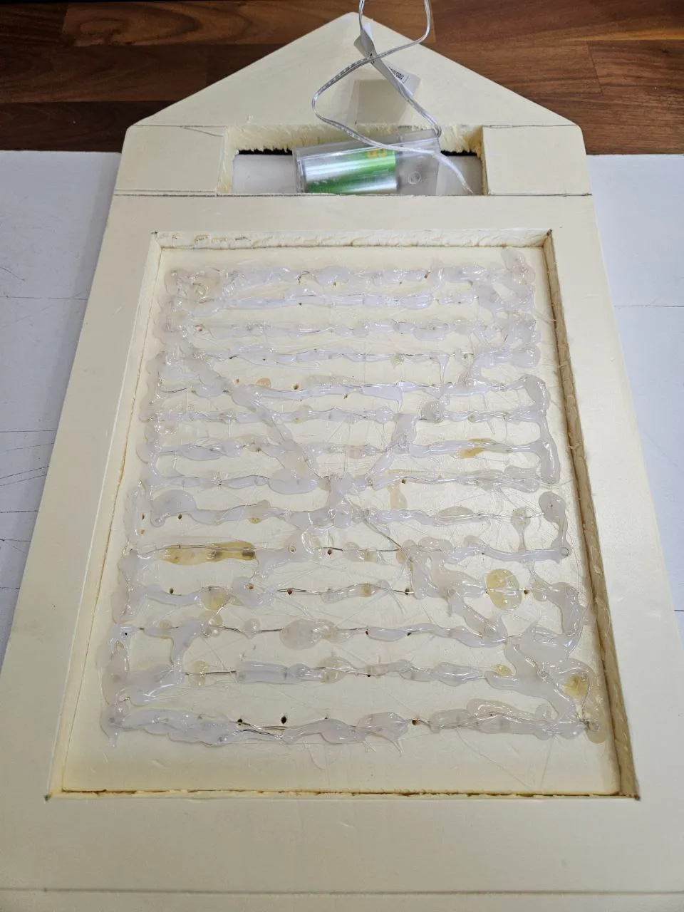 Вырезаем окошки. В нижнем уполовиниваем толщину выпиленного и возвращаем назад. Крепим на термоклей