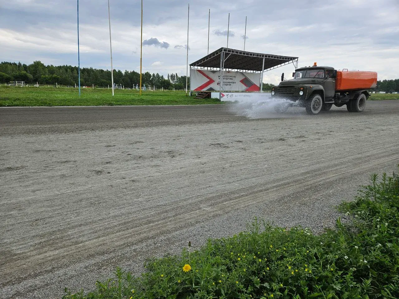 Между заездами ипподром очень тщательно поливается и зачищается от вмятин от ударов копыт. Такая машинка запросто наматывает по 6-7 кругов по ипподрому. Где-то там в центре ипподрома видны приспособления для лошадиного аджалити, но нам сегодня такого не показывали ( Ну и между заездами имеет смысл погулять по территории, чтобы не терять время зря