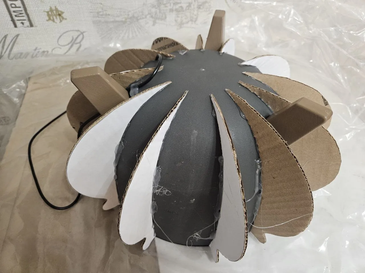 Не забываем застелить весь стол очень качественно пленкой, потому что следующий этап потенциально весьма плох в качестве очистки...