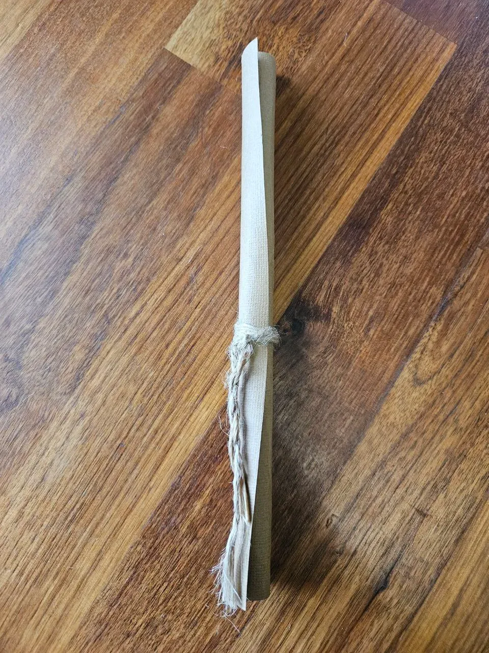 Бумажку плотно скатываем и завязываем&nbsp;