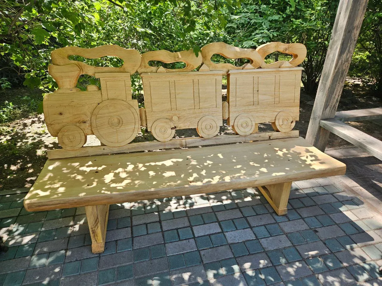 Рядом с остановкой зооэкспресса - минипаровозик для детей