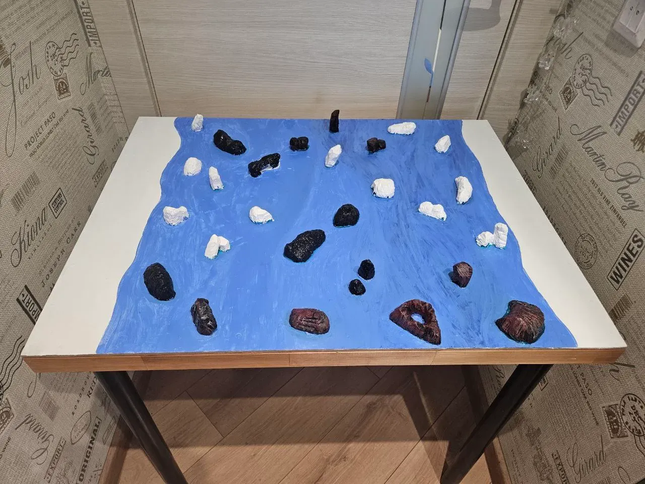 Как бы не так! Вот такое поле получилось примерно с третьего раза. До этого сущий ужас был. Чуть не психанул и не забил на все, но развел побольше синей и белой краски, добавил воды и все-таки получил что-то более контролируемое, чем краска сразу из тюбика. Острова крашу сперва полностью в черный цвет, потом беру более светлые оттенки серого или коричневого и крашу как-бы поверху, черное остается в глубине, светлые оттенки на выступающих частях. 