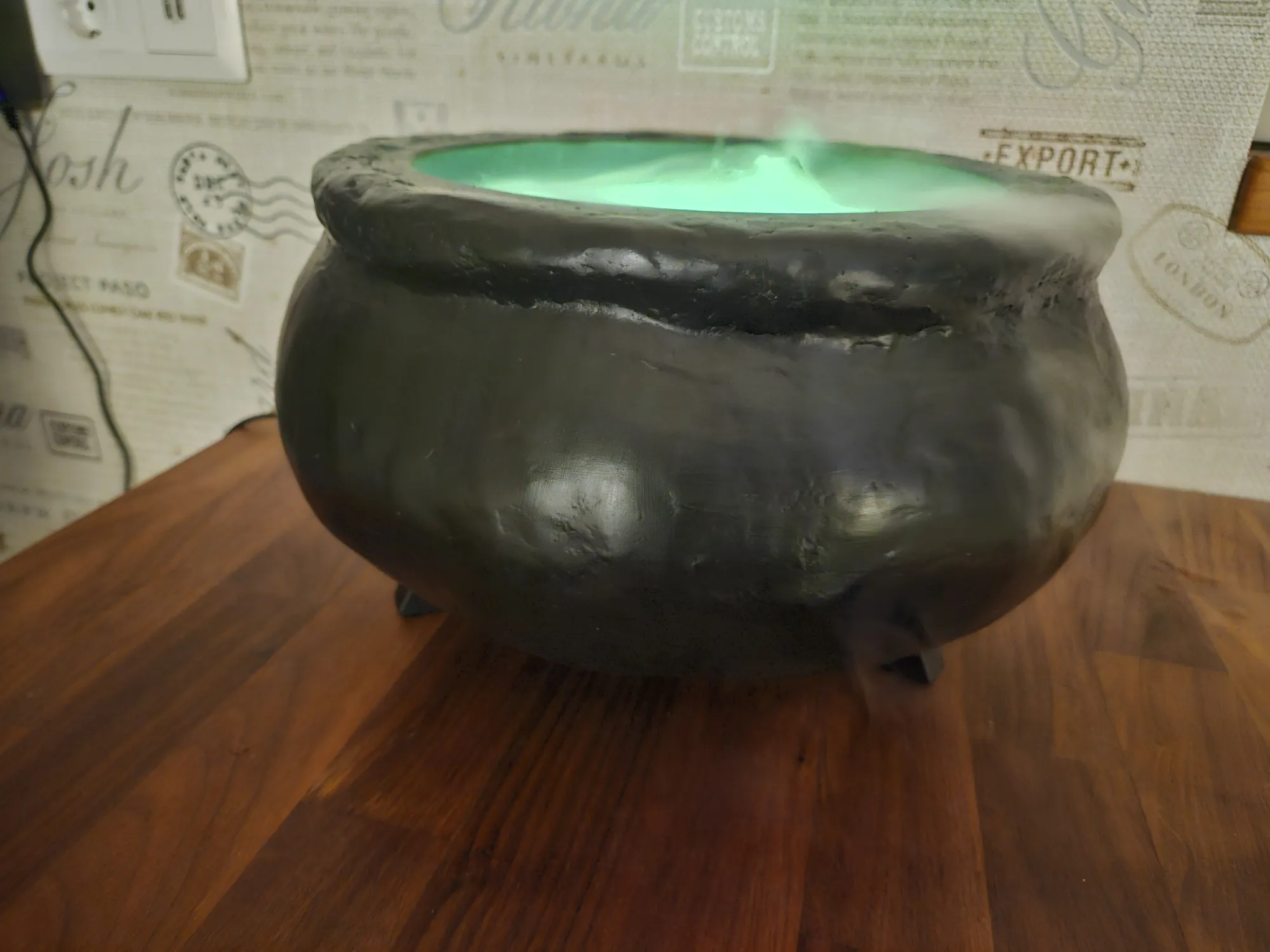 Туман достаточно густой и переваливается через бортик котелка. От приборчика вода булькает и разбрызгивается повсюду. Поэтому и пришлось весьма покорпеть над защитой котелка от водички.