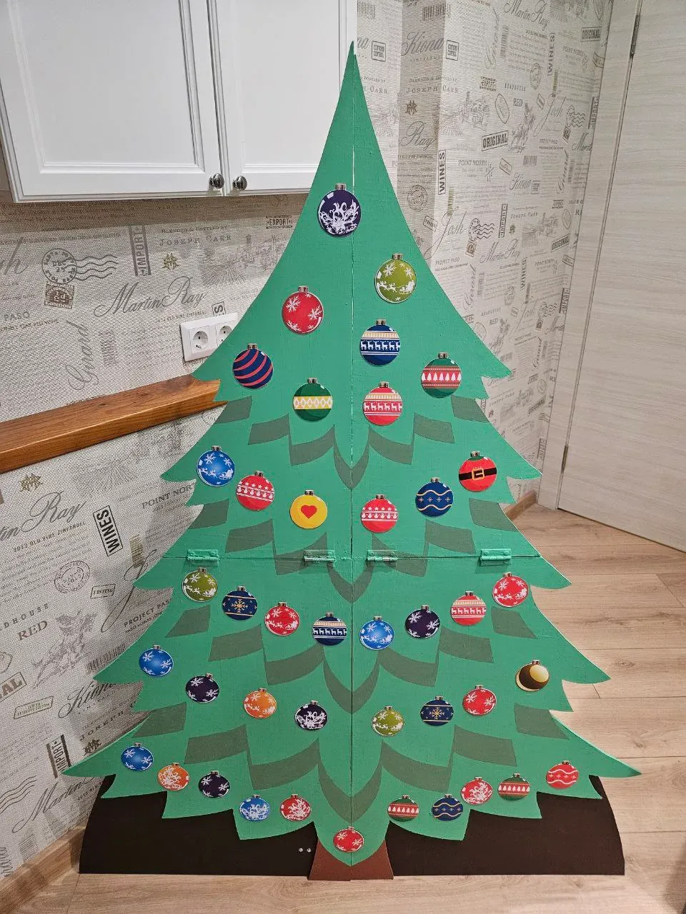 Учим елочку стоять. Металлические уголки в помощь! Да, не так удобно, но елочка по прежнему легко разбирается и подготавливается к хранению.