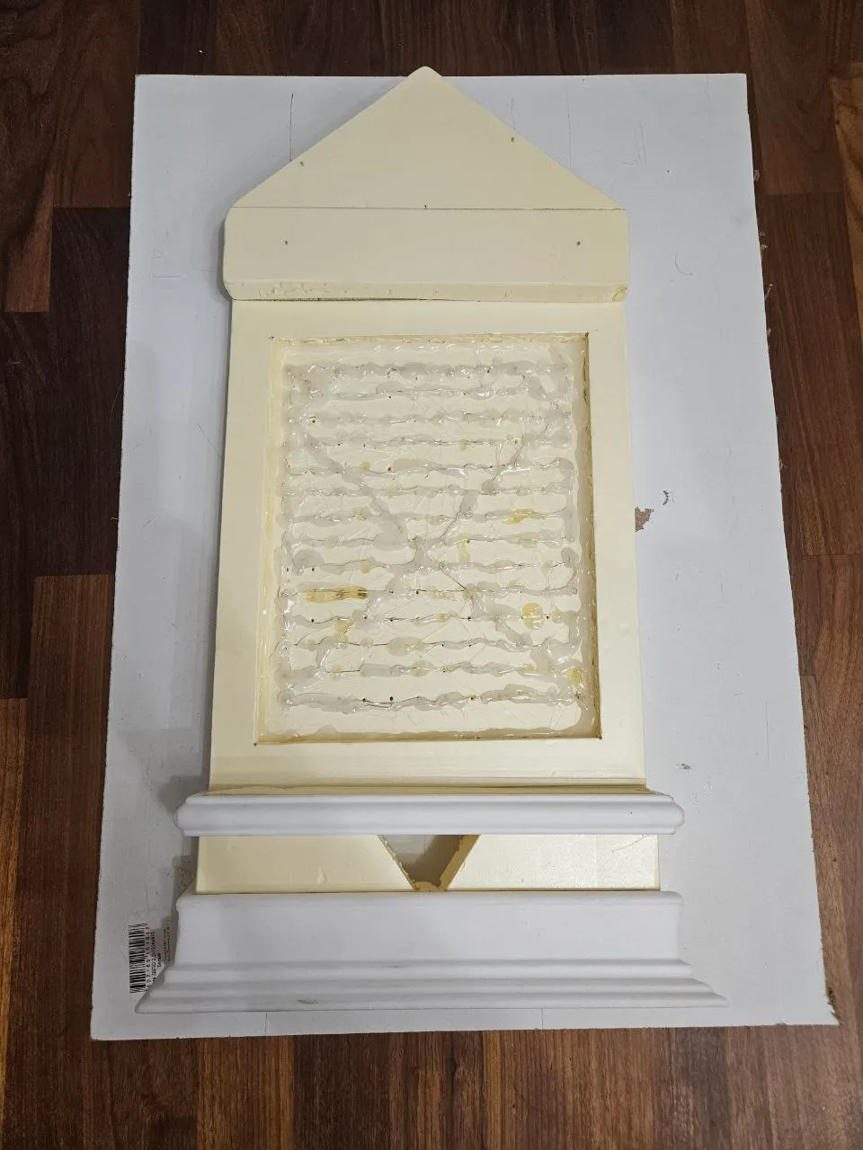 Добавляем плинтуса и молдинги, зарезаем их под 45 градусов и клеим с боков тоже