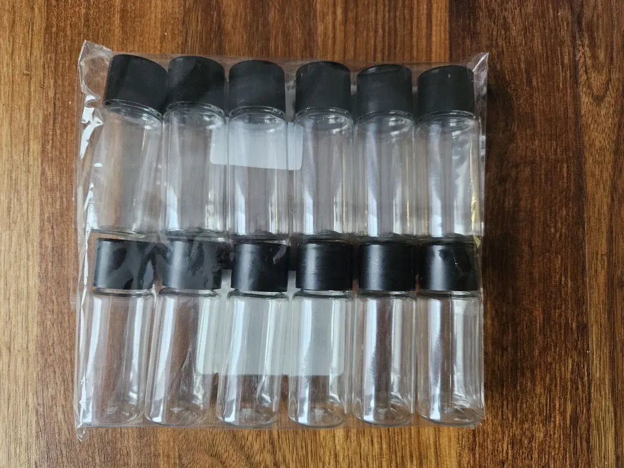 Внутри чаши лежат бутылочки с магнитами приклеенными к крышечкам, на конце удочки также магнит.