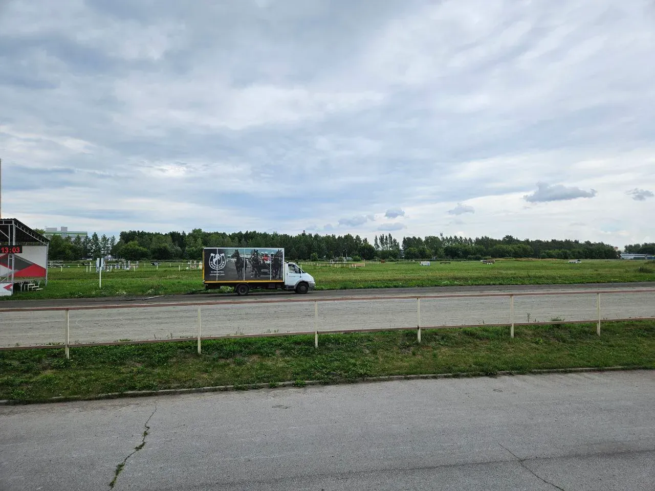 А это машина зачистки, она тянет за собой какую-то приблуду из нескольких стальных колец, связанных между собой цепью. Перепахивает ипподром.