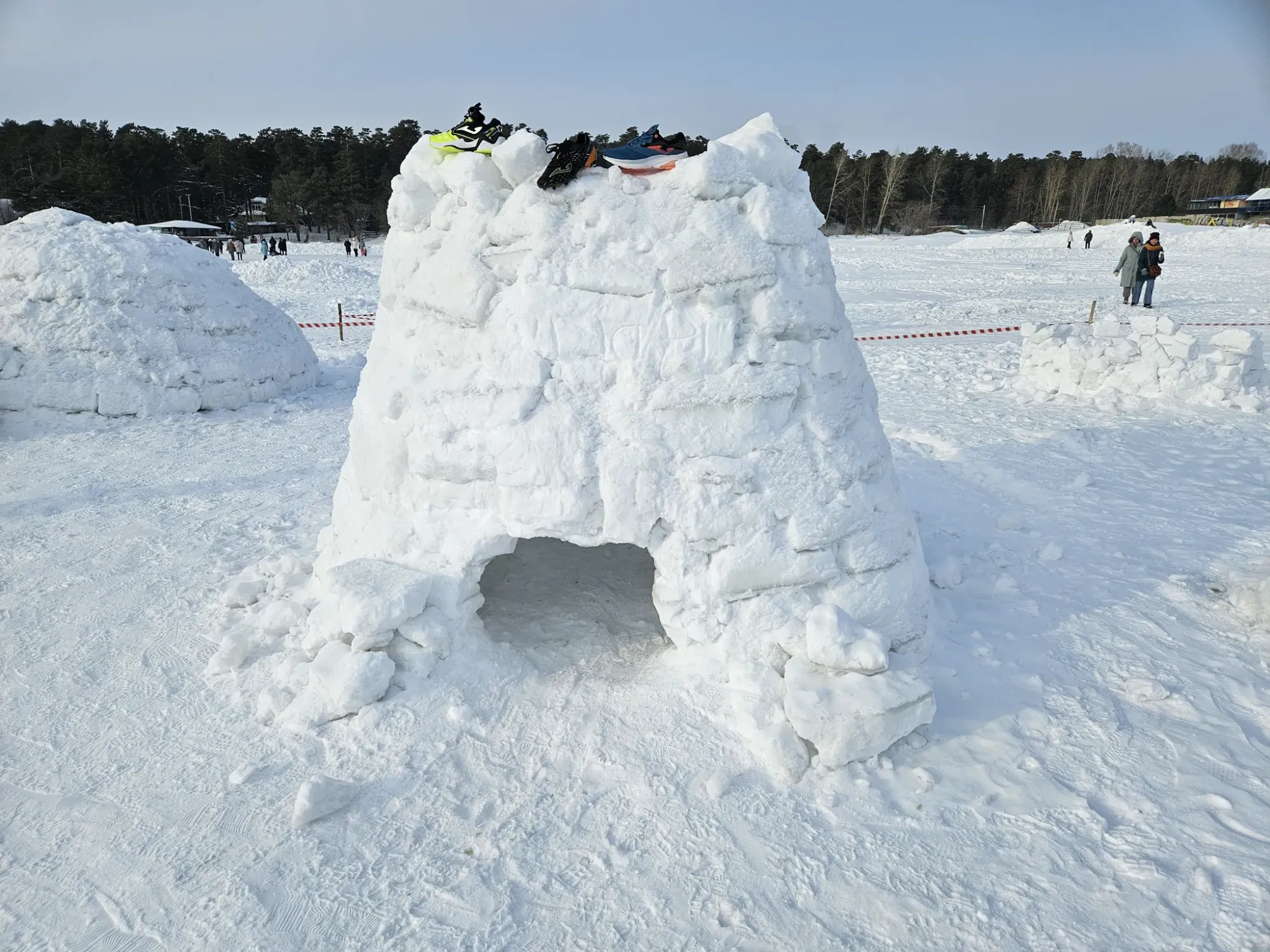 Вот этот иглу отдают вместе с кедами!
