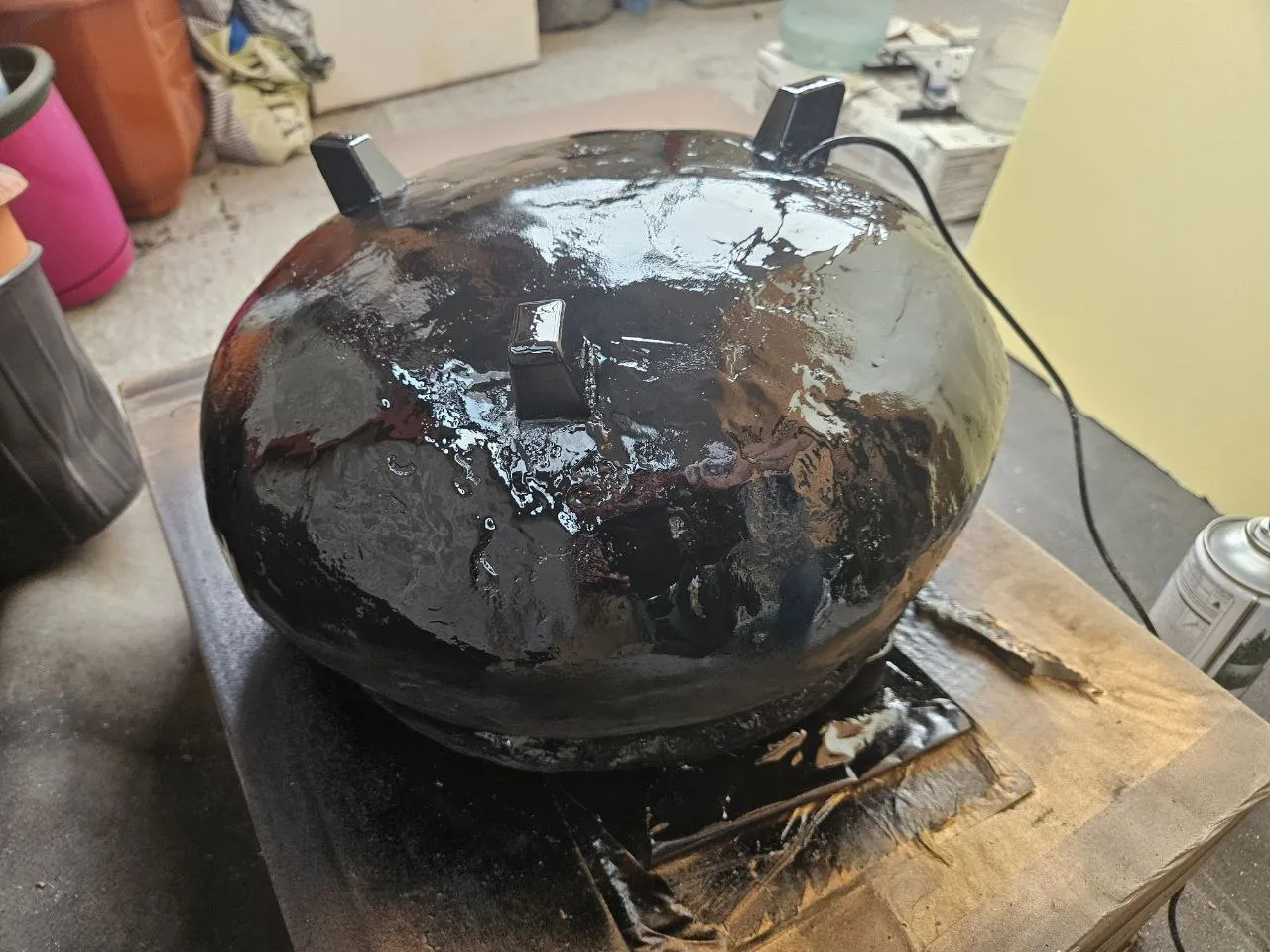 Тут я поторопился, конечно... Ребят, не забывайте пользоваться малярной лентой и закрывать то, что не нужно красить. Мне пришлось весьма повозиться, чтобы отмыть то, что нельзя было красить )