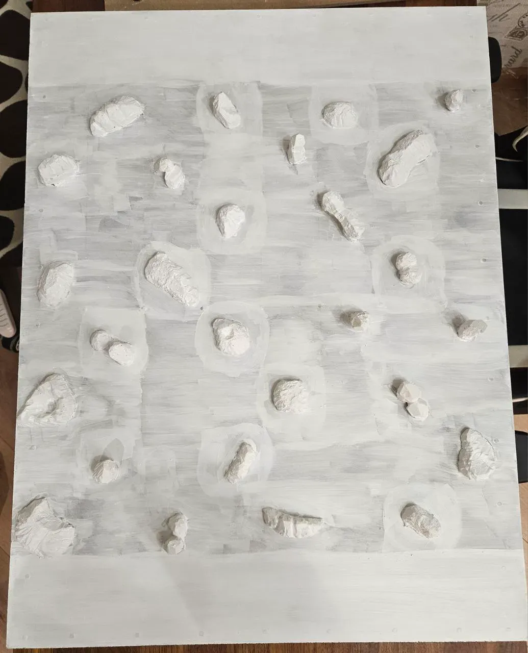 Вид на поле сверху. 5 клеточек свободно, там предполагается печать 5 чудовищ на фотополимерном принтере. Это еще не краска, просто грунт, по краям на два раза.