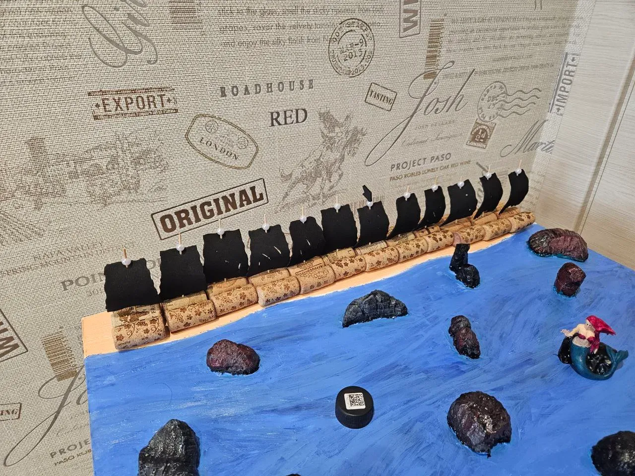 Тут уже можно заметить и пиратскую флотилию кораблей! Их делаю немного по другому принципу. На паруса идет фоамиран, подрезаем паруса будто корабли вышли из сражения или шторма, другие пробки и шпажки для канопе! Все фиксируем термоклеем!