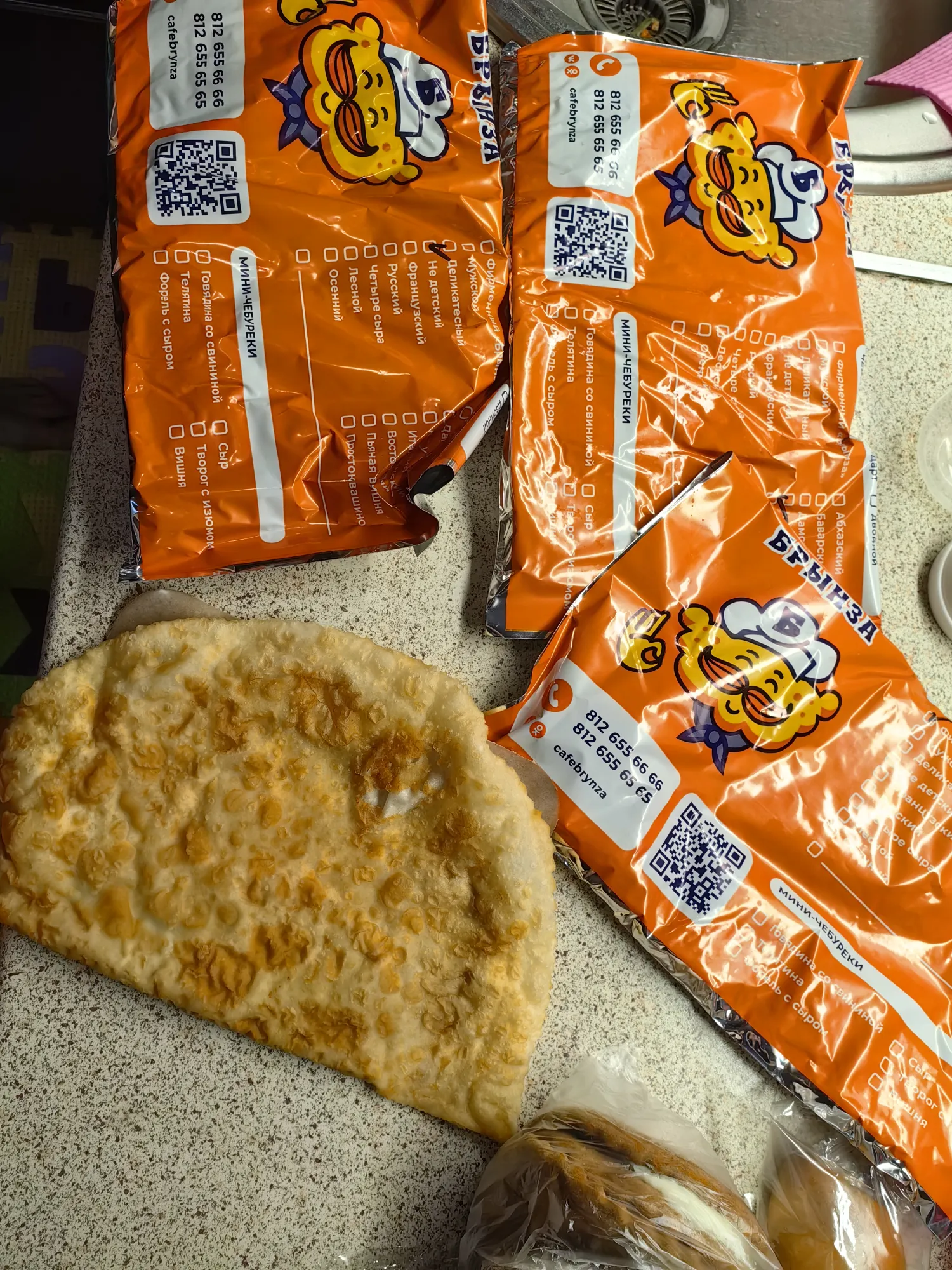 Это с той чебуречной, просто попросили с собой, чтобы дома всё съесть