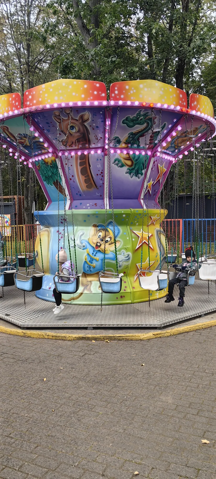 Так как начался дождик, нас очень не хотели пускать на карусель, но мы это мы