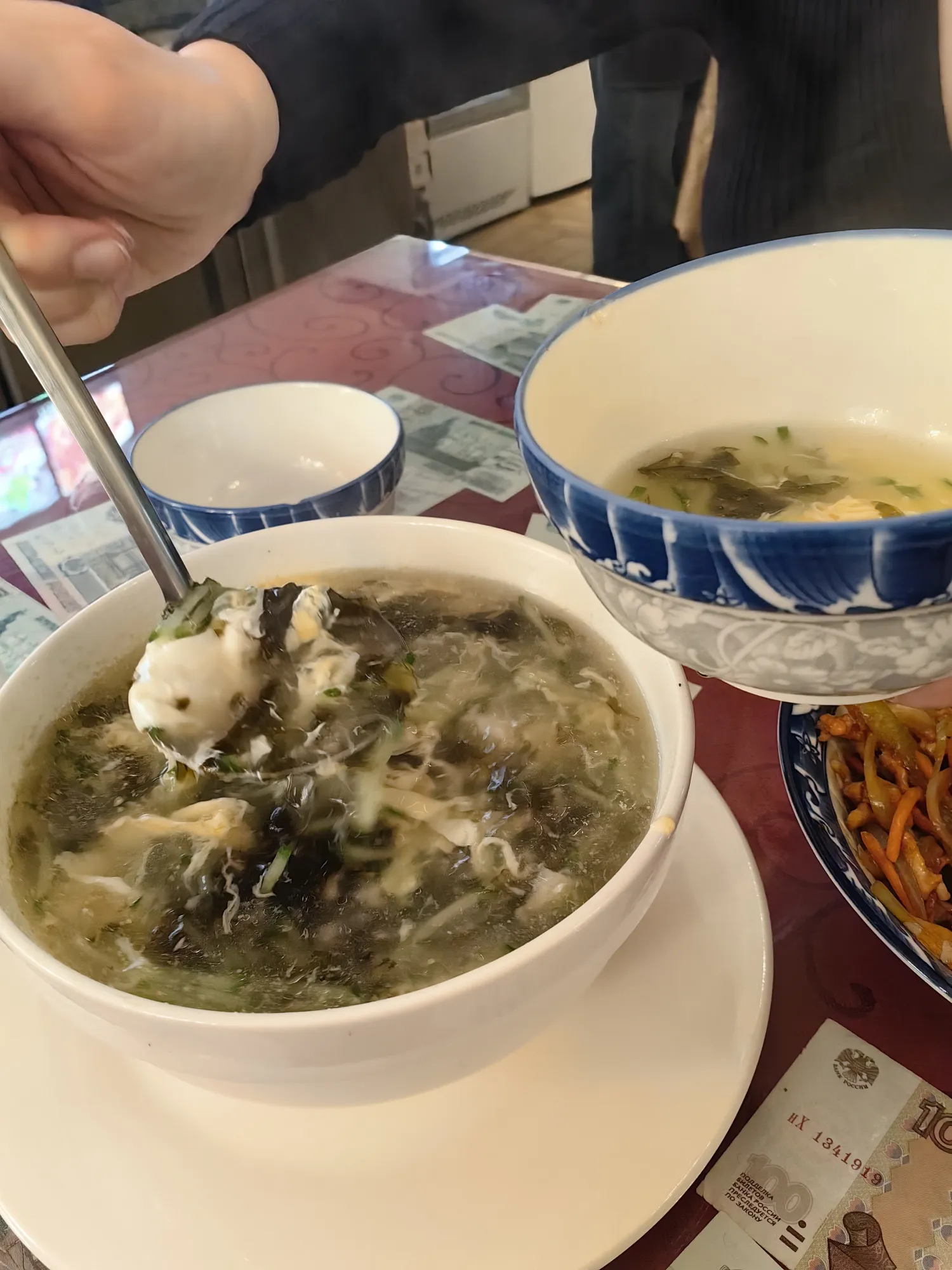 Для понимания, высота супницы с мою ладонь, а я человек очень немаленький! Даже половник выдали!