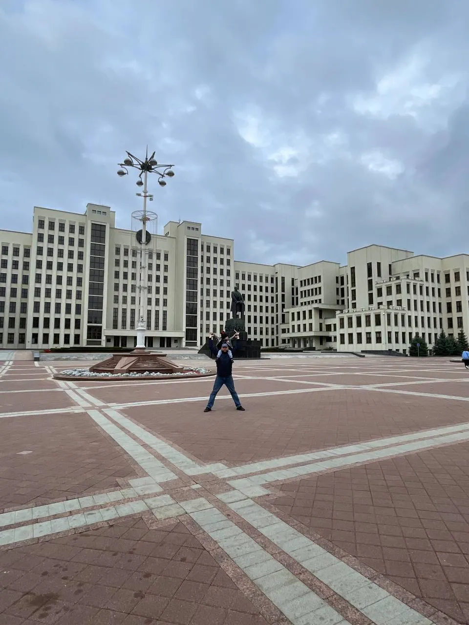 И снова поднялись на площадь