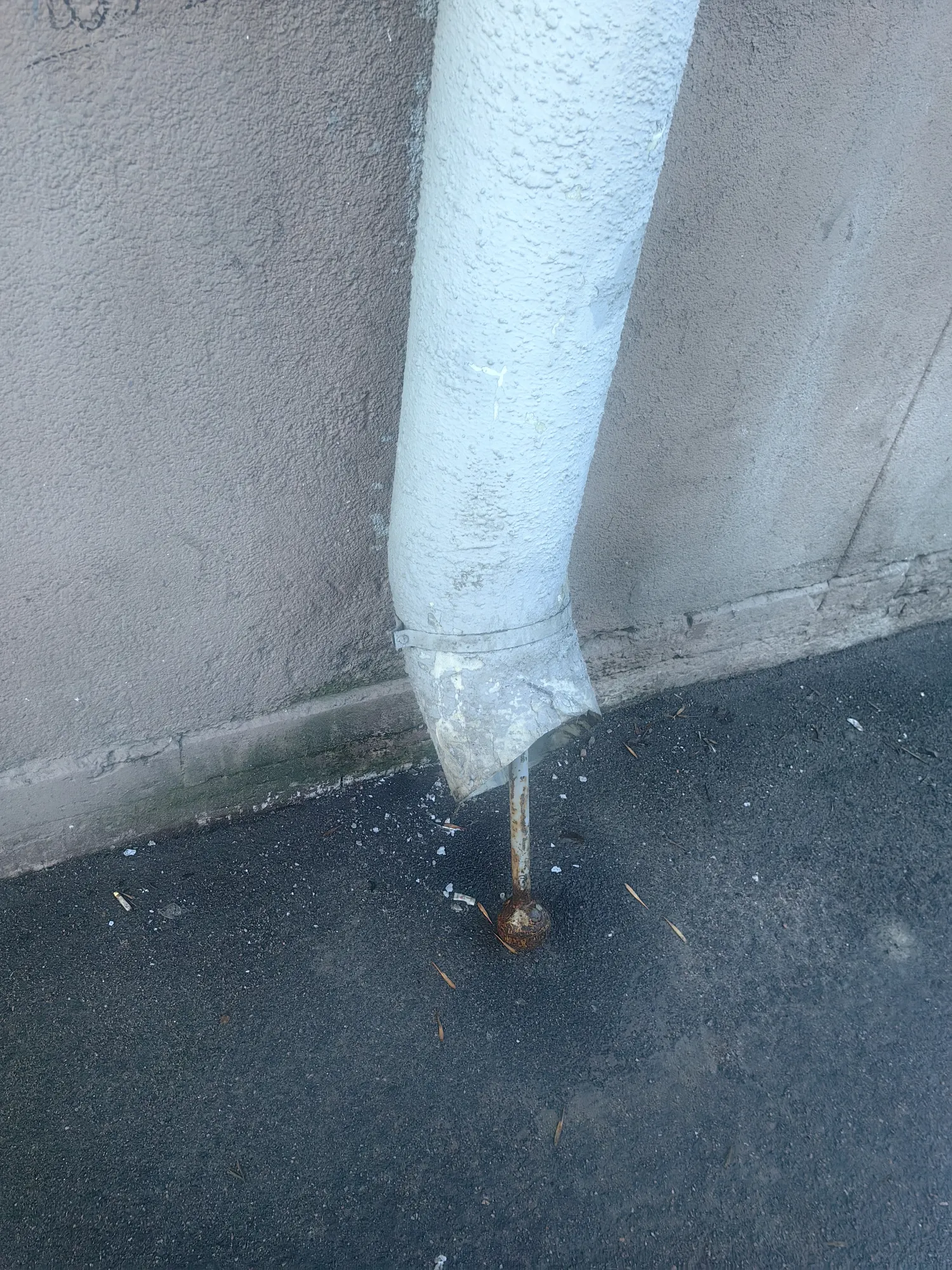 Зачем гантеля в водосточной трубе?