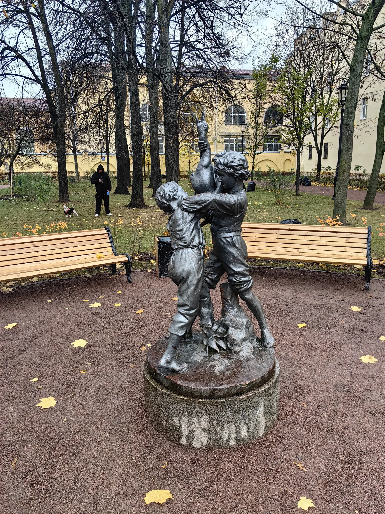 Там же мальчики душат гуся