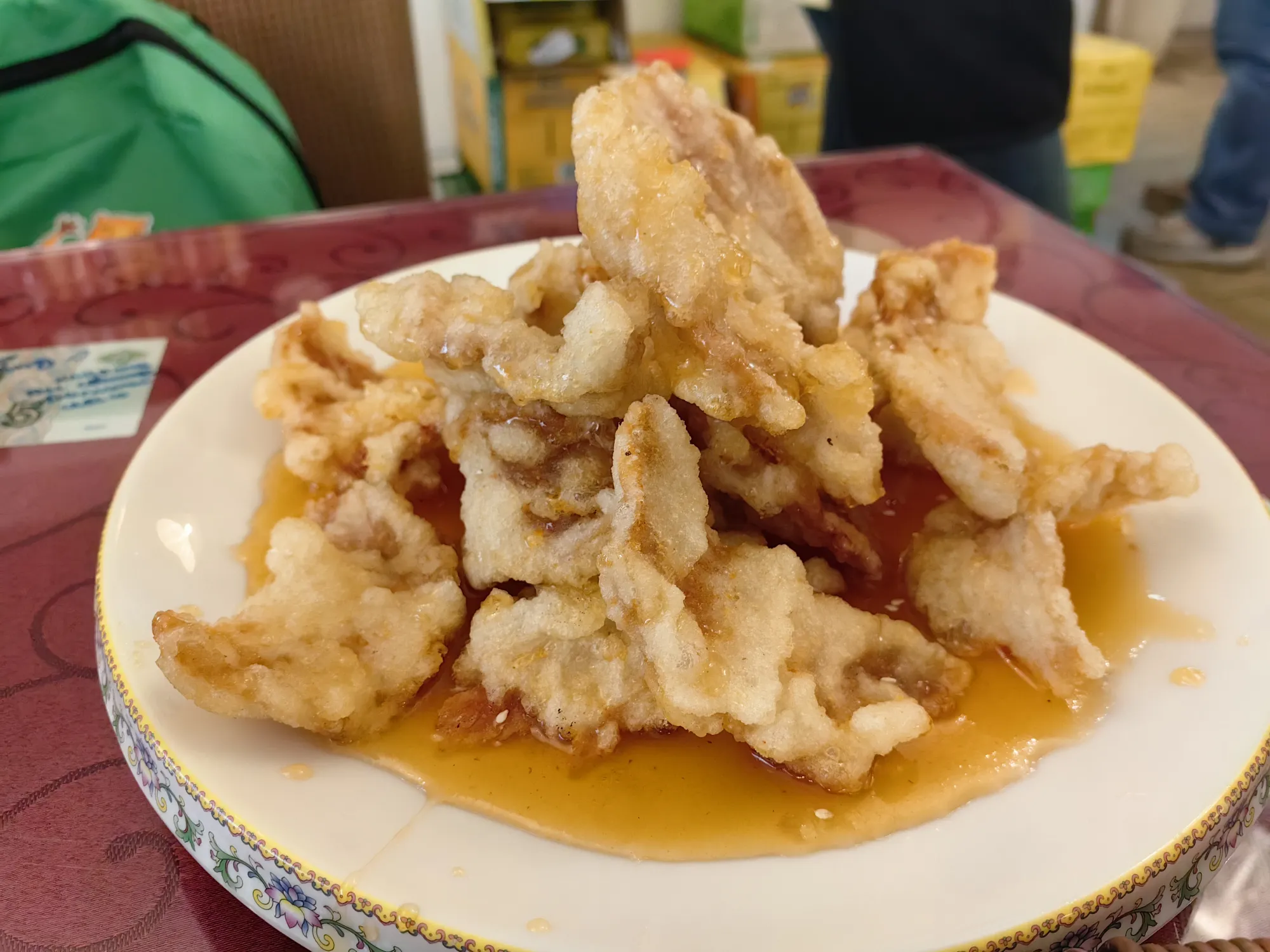 Гора птицы (курица, наверное) в кляре в карамельном соусе. Сладкая