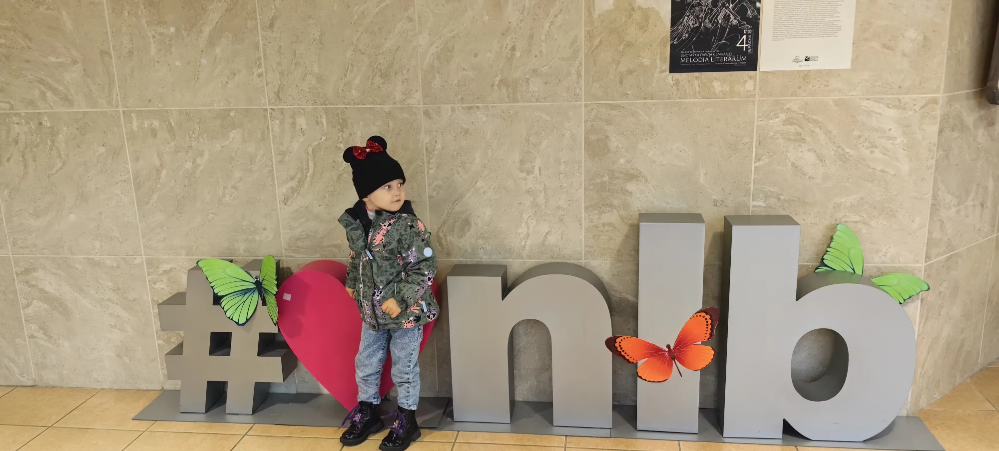 В кафе поужинать нас не пустили, поэтому заглянули в галерею, но это тянет на отдельный пост