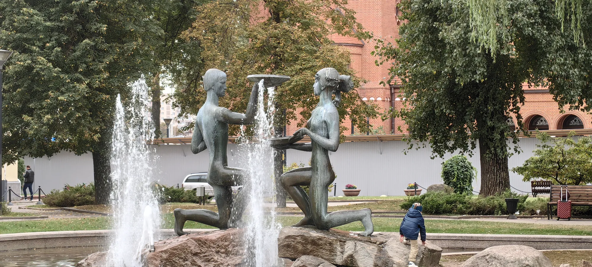 Прошли мимо скульптуры «Дарующие любовь»