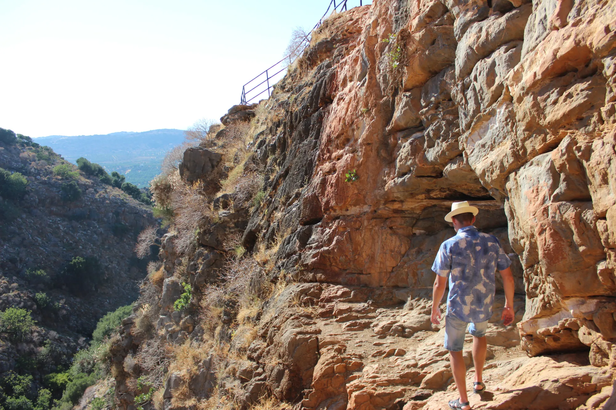 Где-то напротив этой пещеры