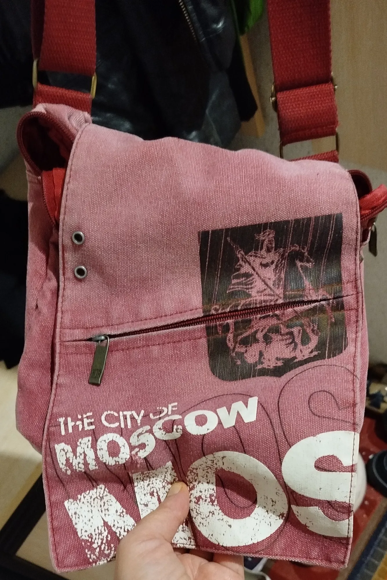 Ежедневная, висит до коленки