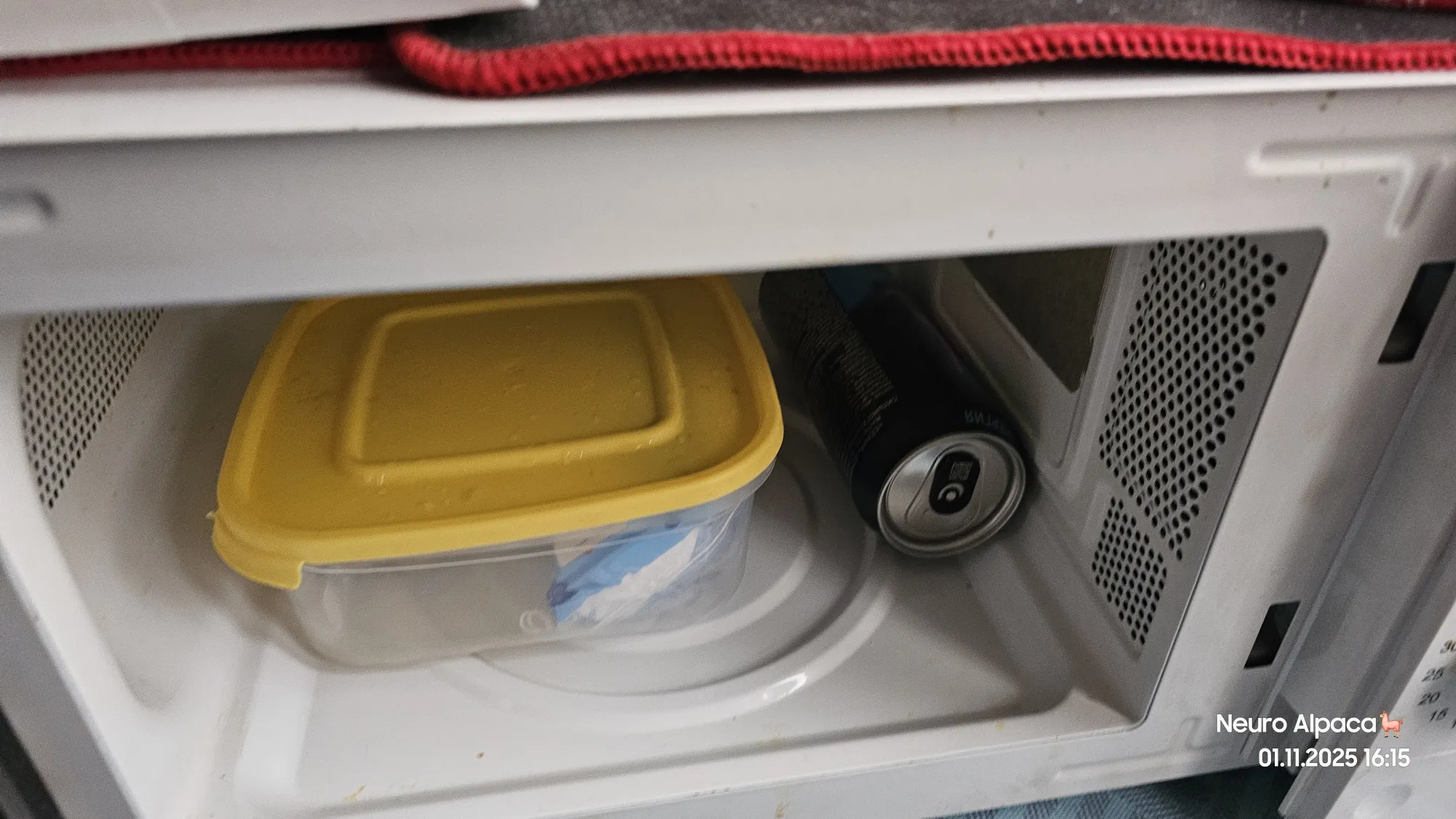 А вот сам контейнер я пригодил в ранее использовавшуюся микроволновку... и энергетик заодно, пхпхха. Выкидывать не буду, новую покупать без з/п тоже, поэтому пусть побудет ящиком.