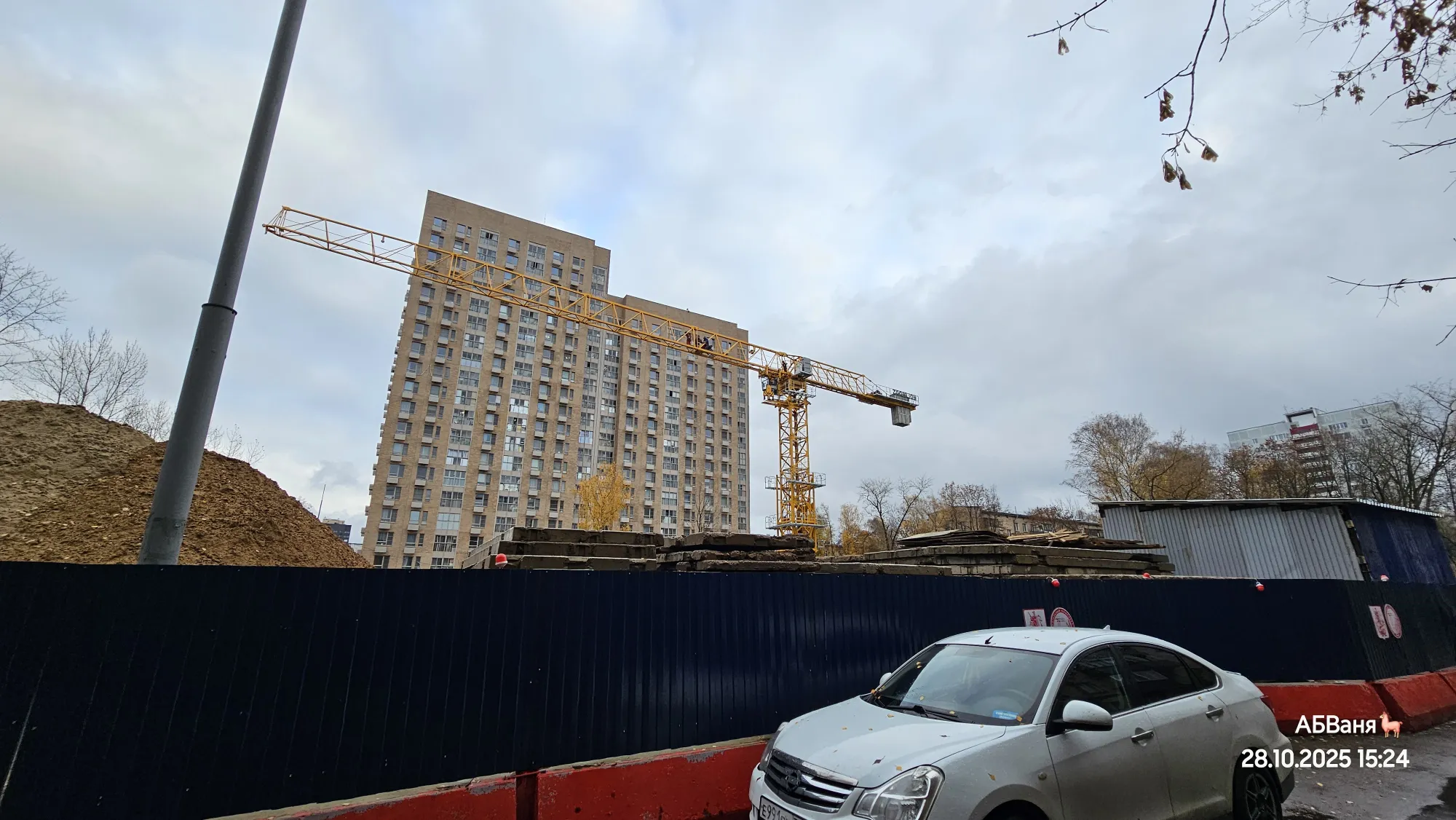 Вот, кстати, собранный вариант. Пока он низко, далее будет расти повыше, а рядом появится его брат-близнец