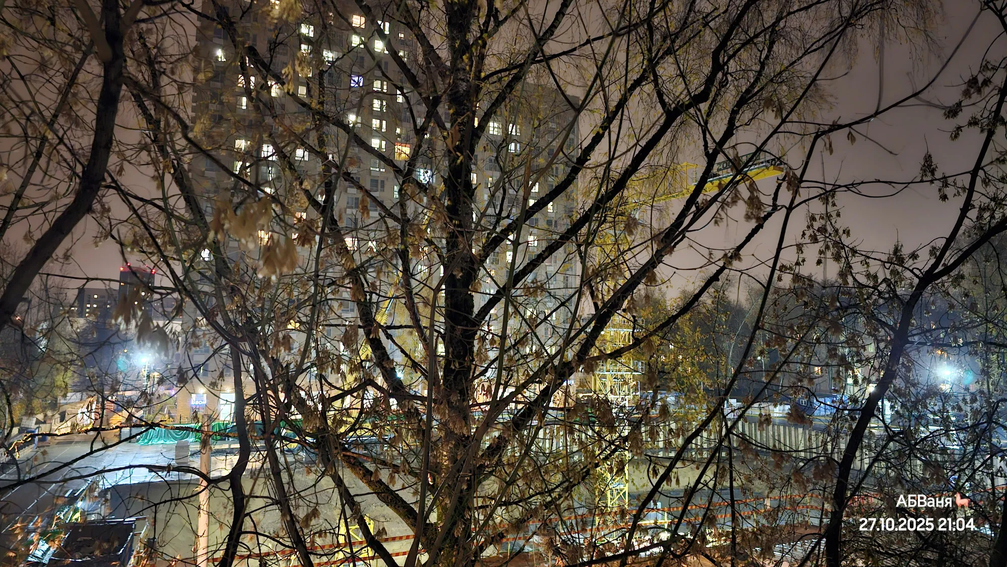 И в ужасе после смены опять смотрю на стройку.. оп, чёт поменялось, наверное (вчера снимал видос, там первый кран был сильно меньше)