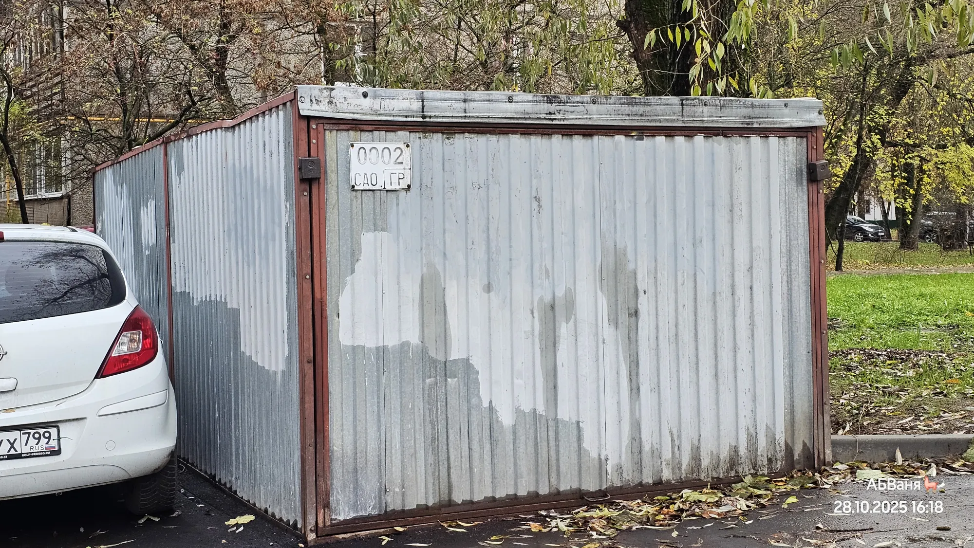 Этот гараж что-то никогда в память у меня не вгрызался.. но теперь явно будет, так как по Москве их почти не осталось, всё посносили...