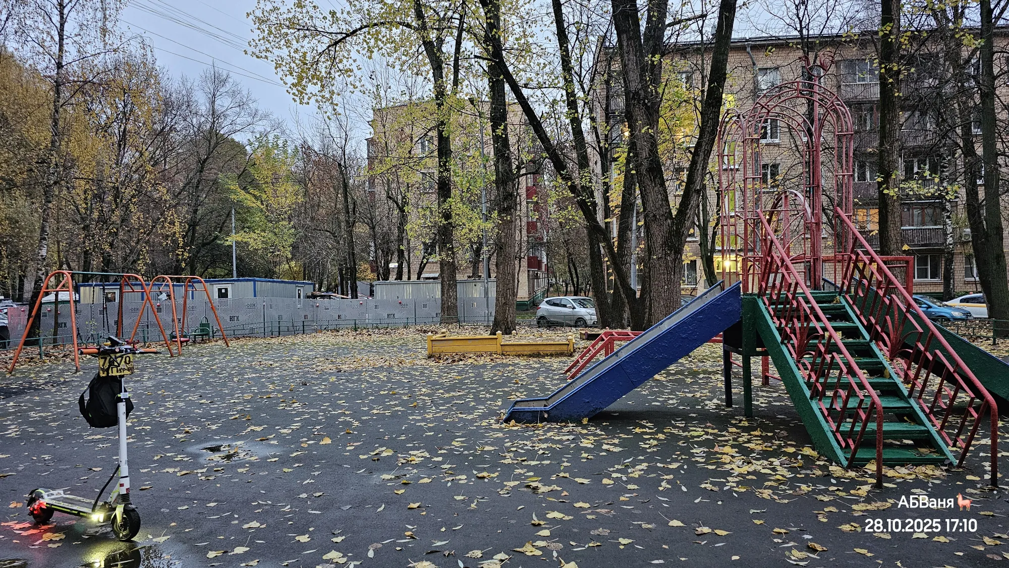 Я не знаю, сколько лет этой площадке, но явно ей лет примерно столько же, сколько и мне, ибо она сделана из обычных стальных арматурин, железа и дерева, чего сейчас уже не практикуется...
