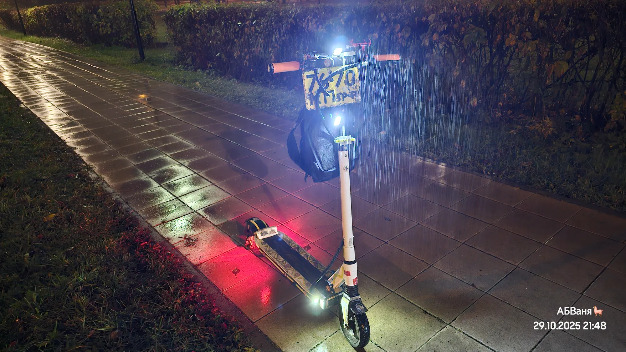 Хорошо, самокат у меня светит так, что его очень заметно...