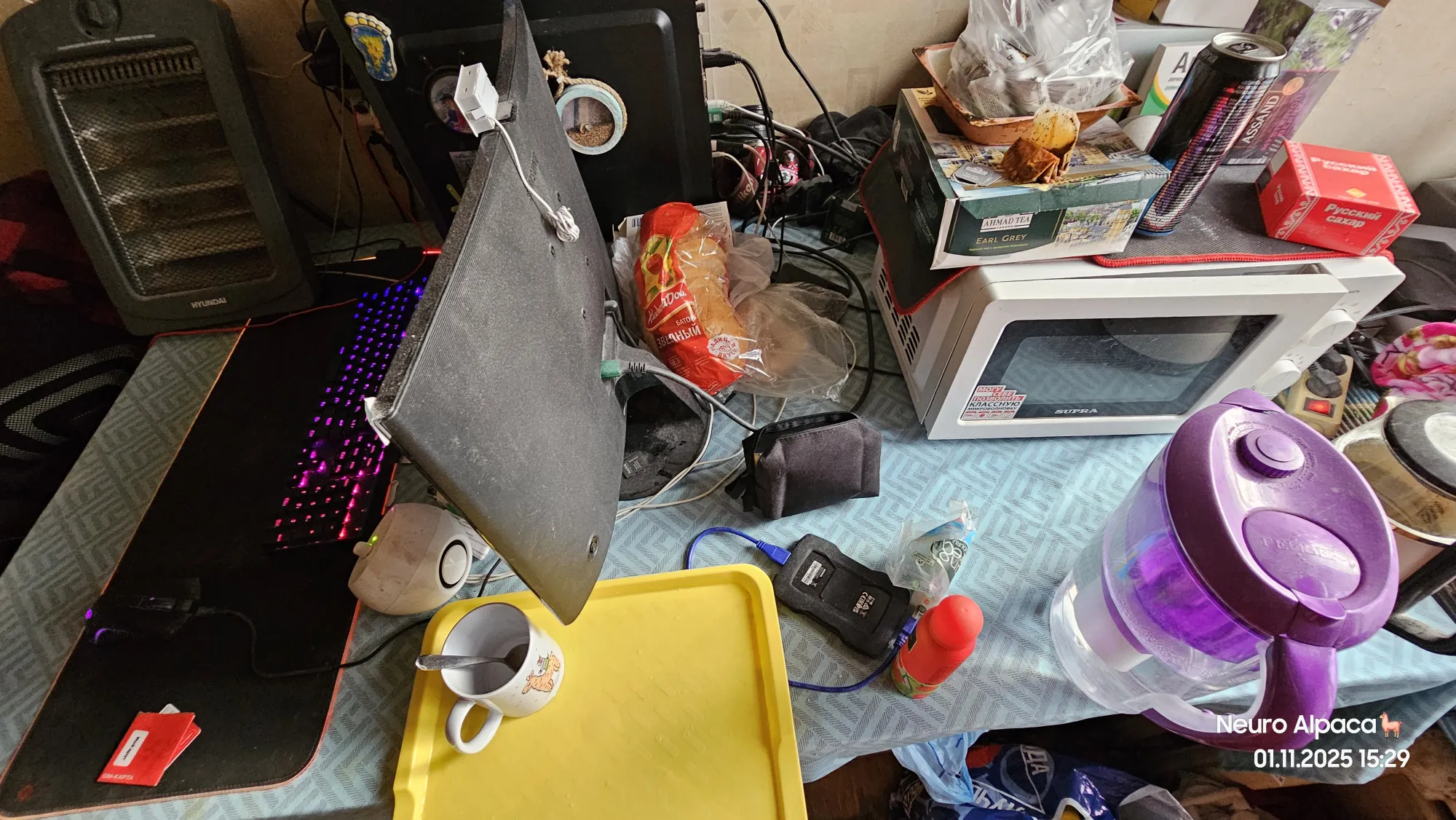 На столе, да, опять как-то слишком много всего ненужного