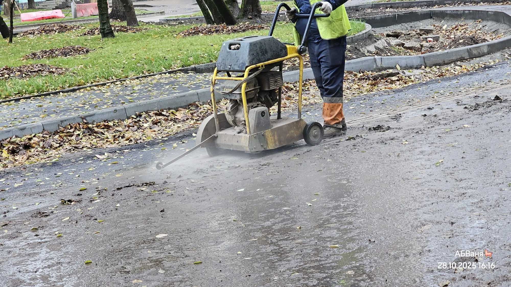 Вот так лучше.. правда, не успел приблизить кадр, но не хотел смущать рабочего